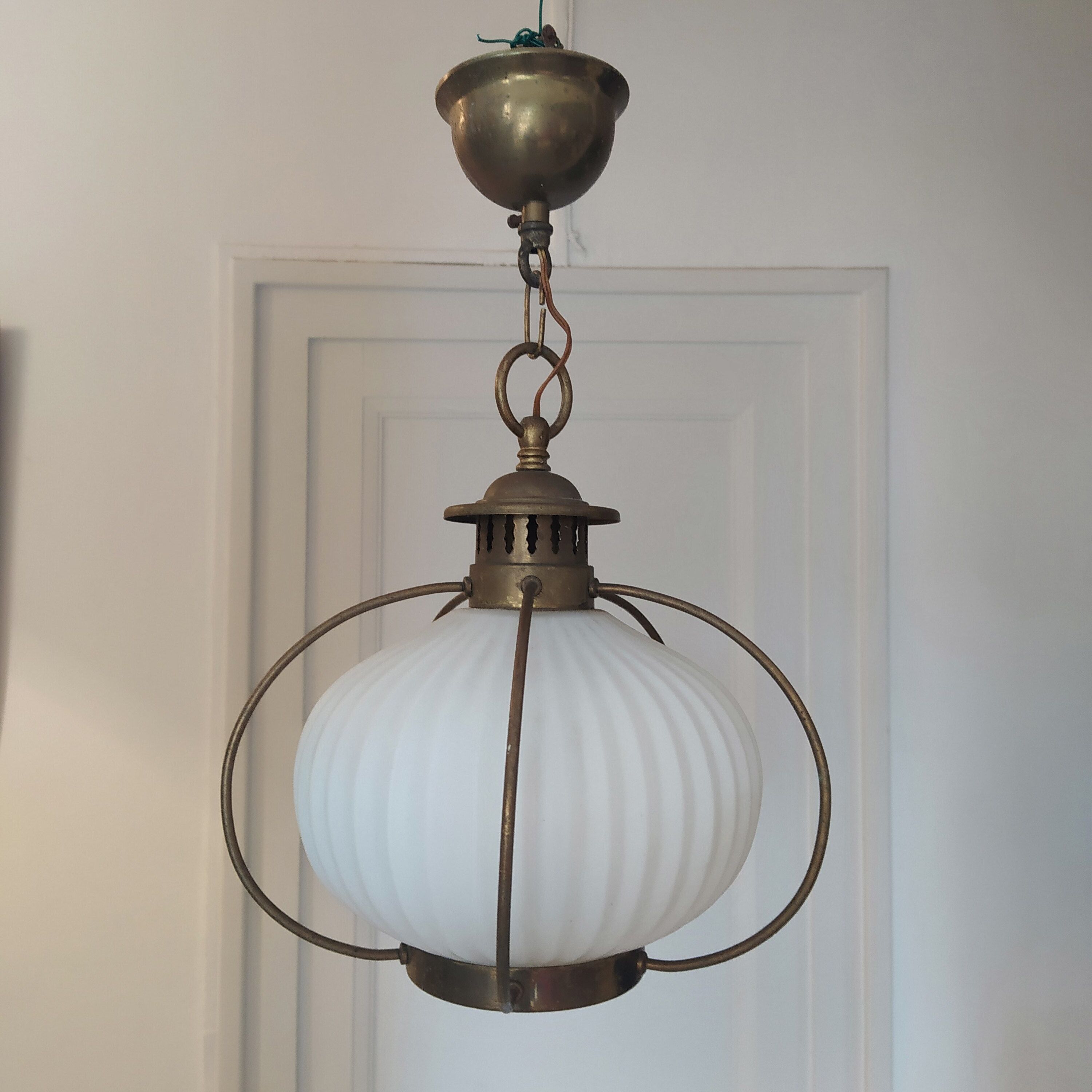 Suspension opaline cannelée et cuivre design original 1960