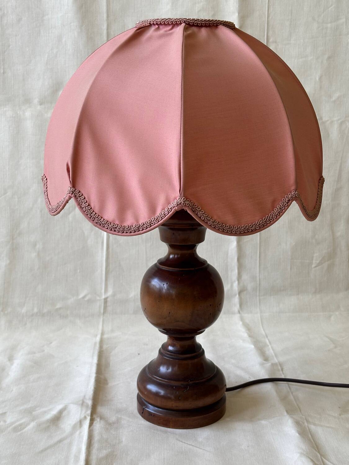 1950s wooden and pink fabric table lamp