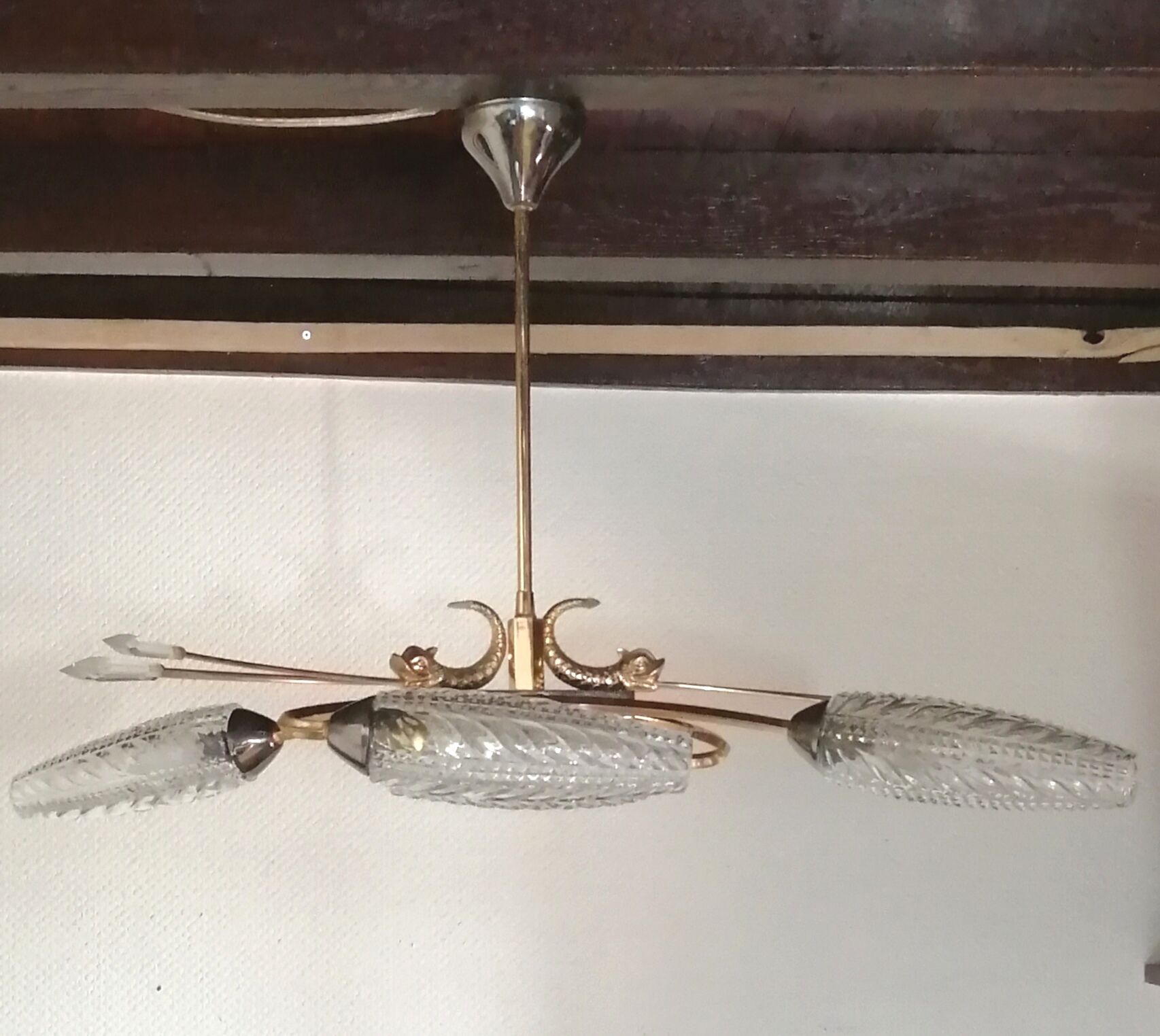 Golden chandelier fish pattern in brass 4 branches with tulips chiseled in glass 1950