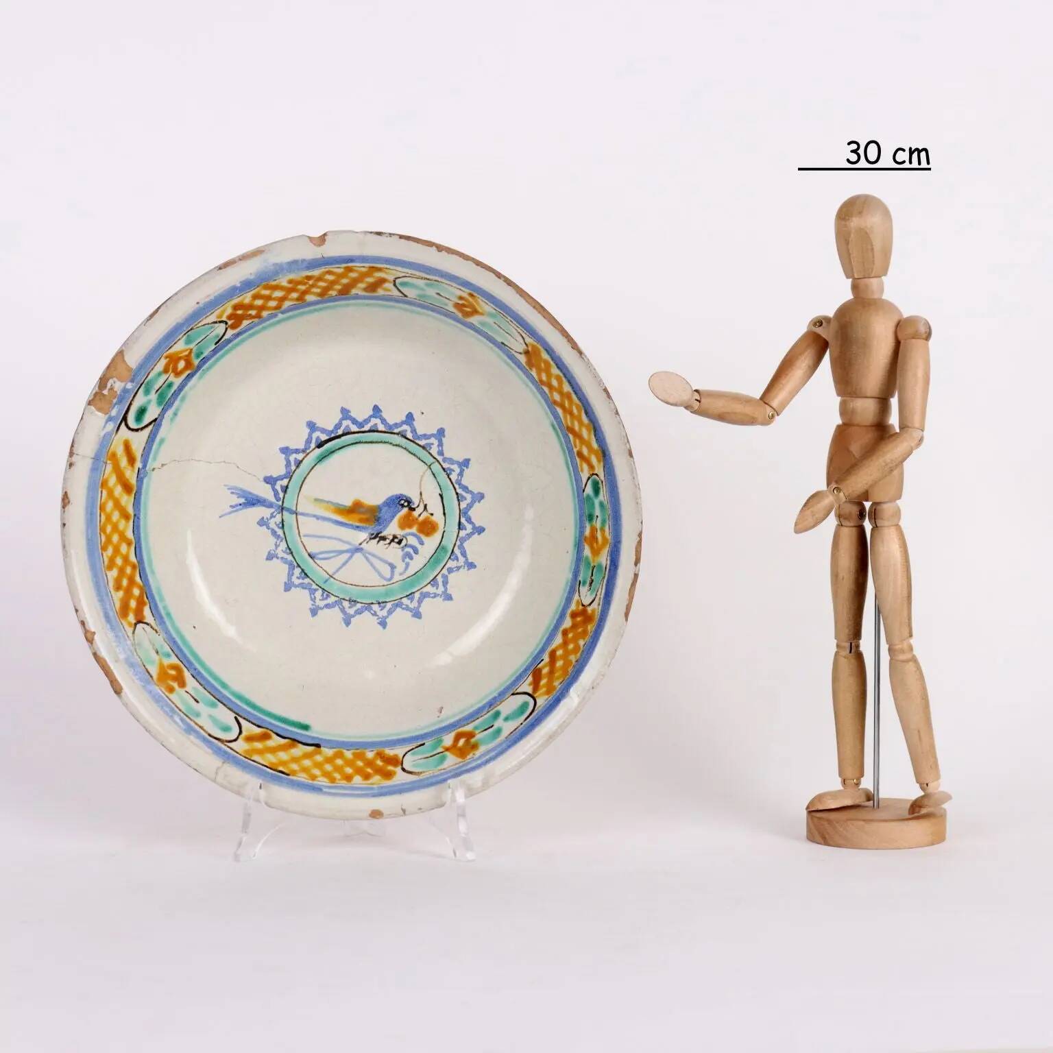 Old majolica bowl from Grottaglie, Italy, 19th century.