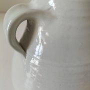 Pichet en grès blanc tourné main – céramique artisanale signée