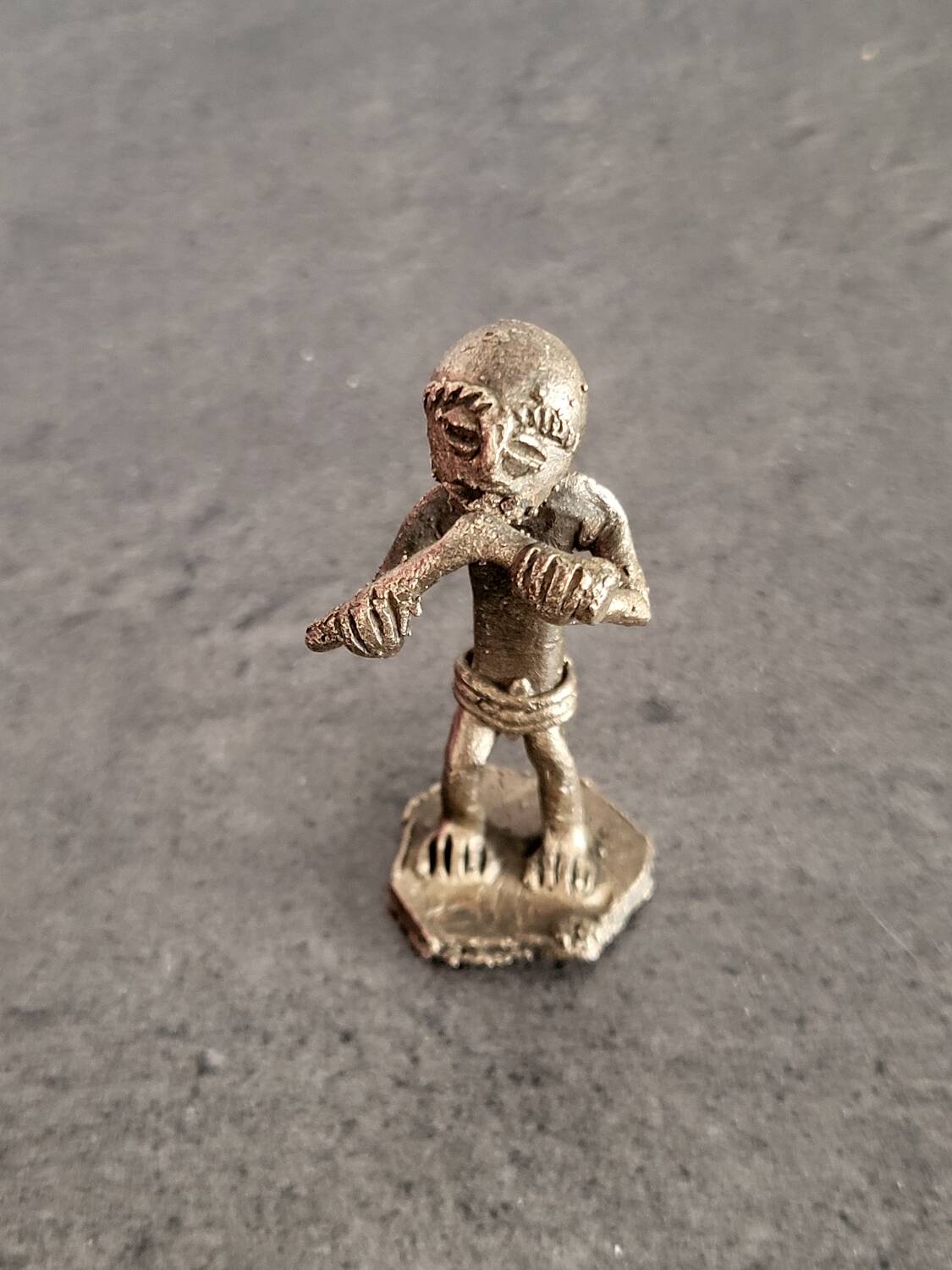 Ancient Akan weight for weighing gold in brass, in excellent condition.