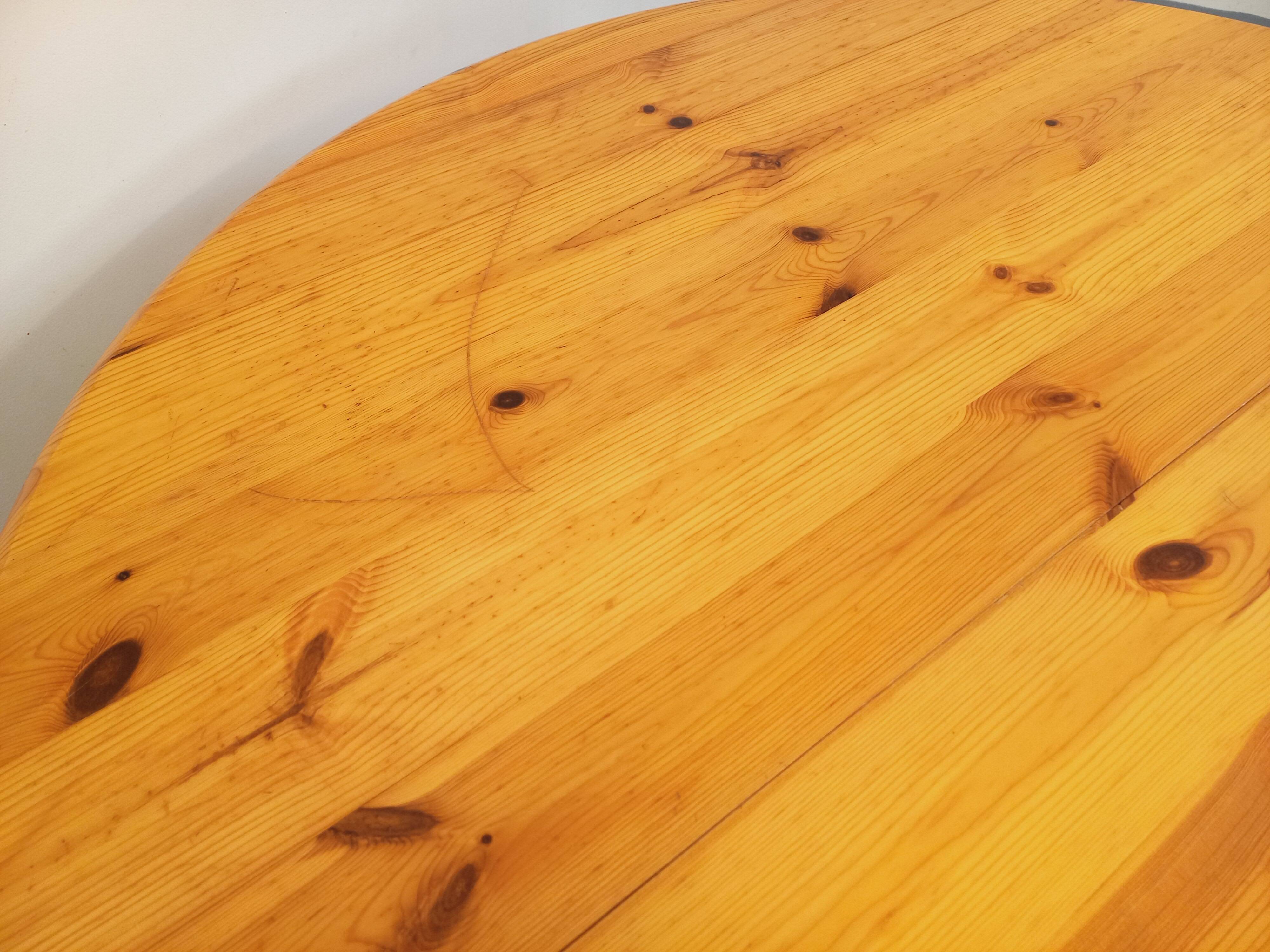 Vintage Scandinavian round dining table by Rainer Daumiller in pine from the 1960s.