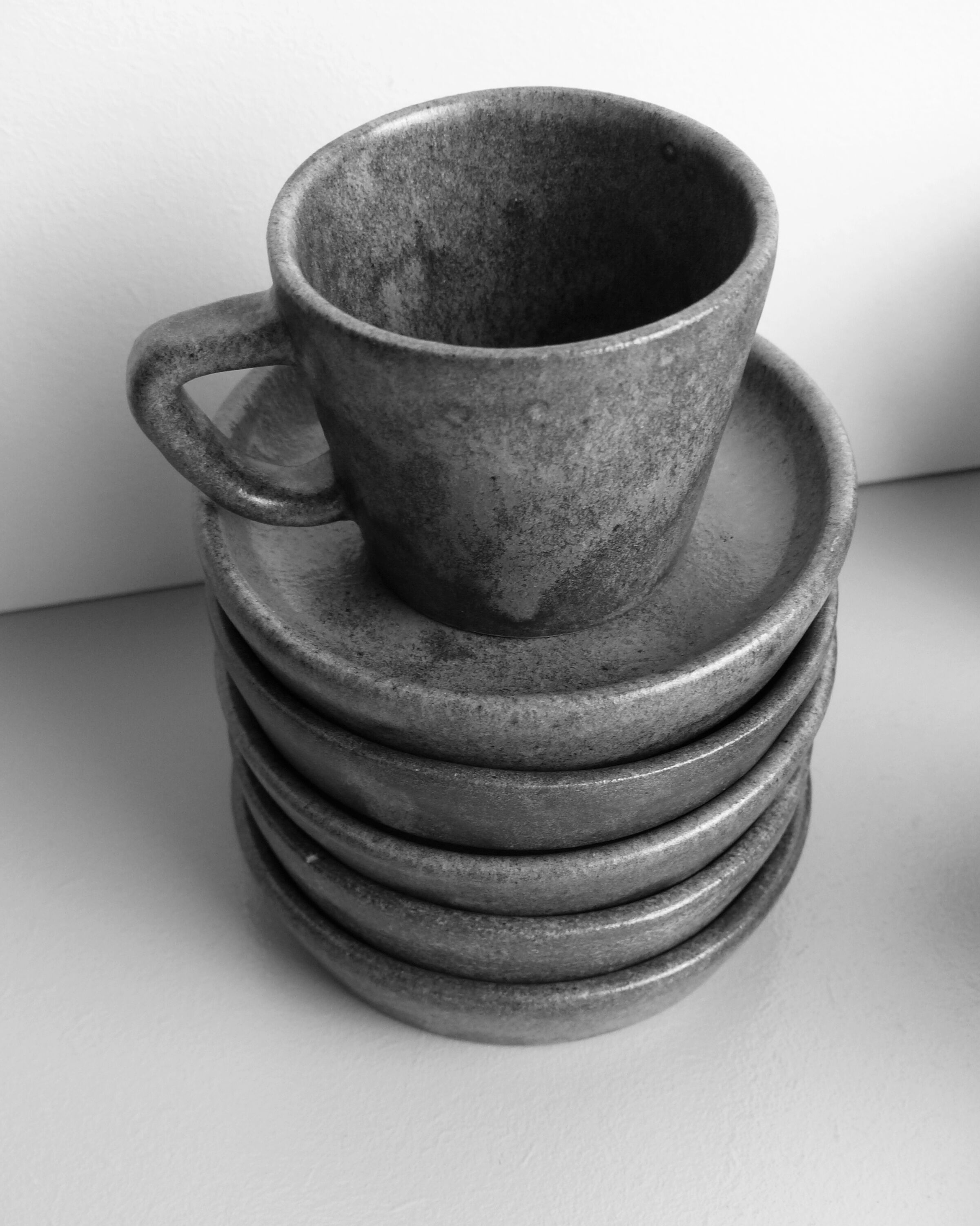 Set of 6 cups in sandstone with saucers