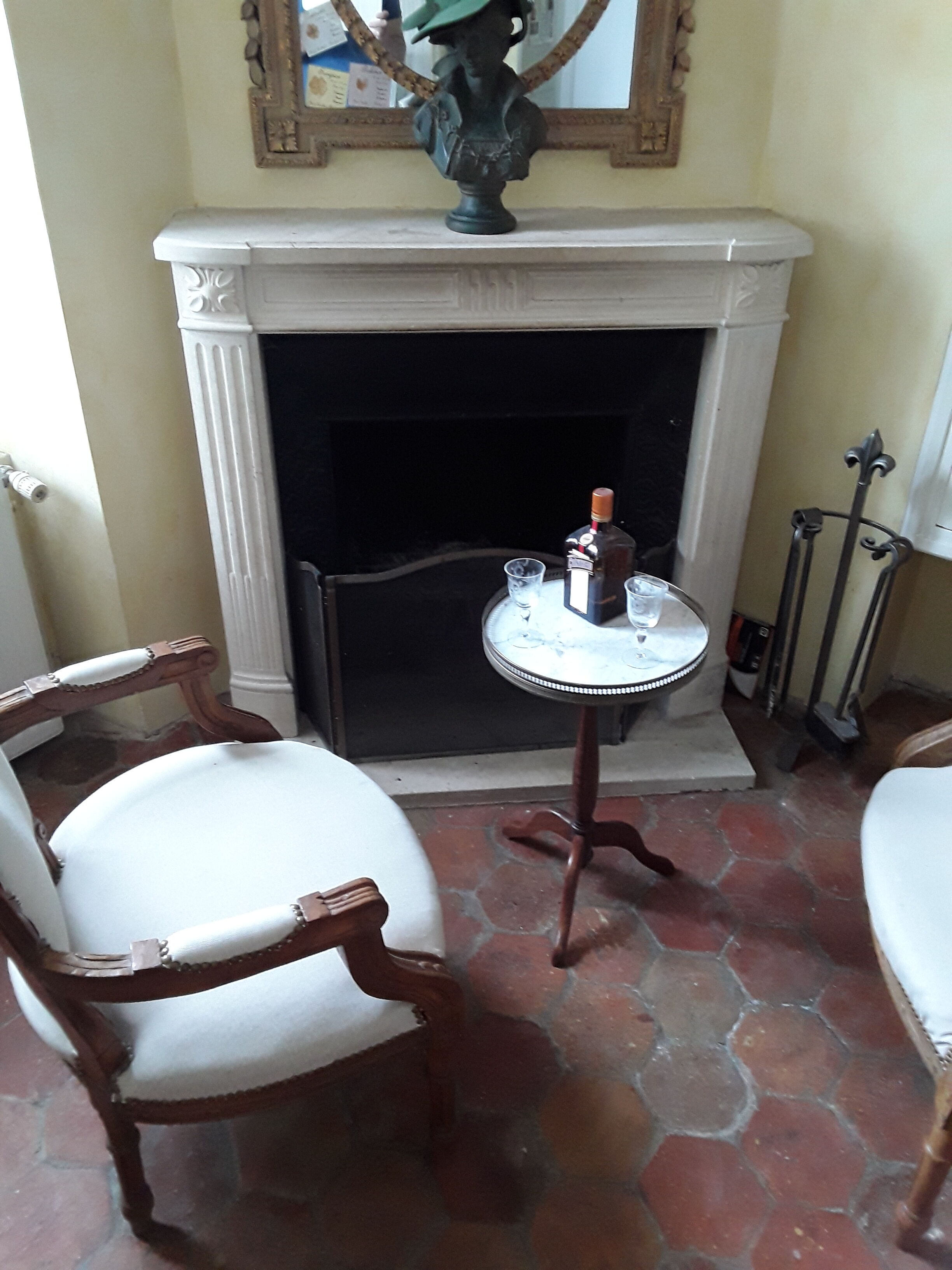 Healed tripode in wood and white marble