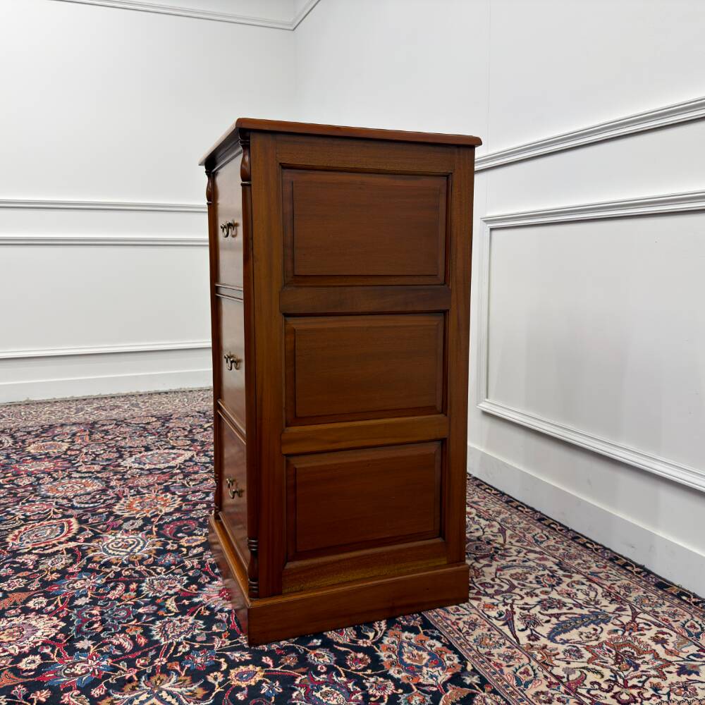 Classic Englisch Chest of Drawers