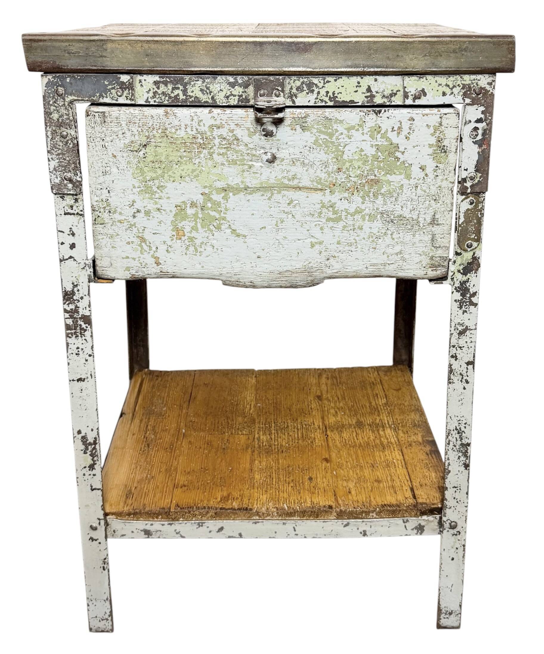 Commode en fer industriel gris, années 1950