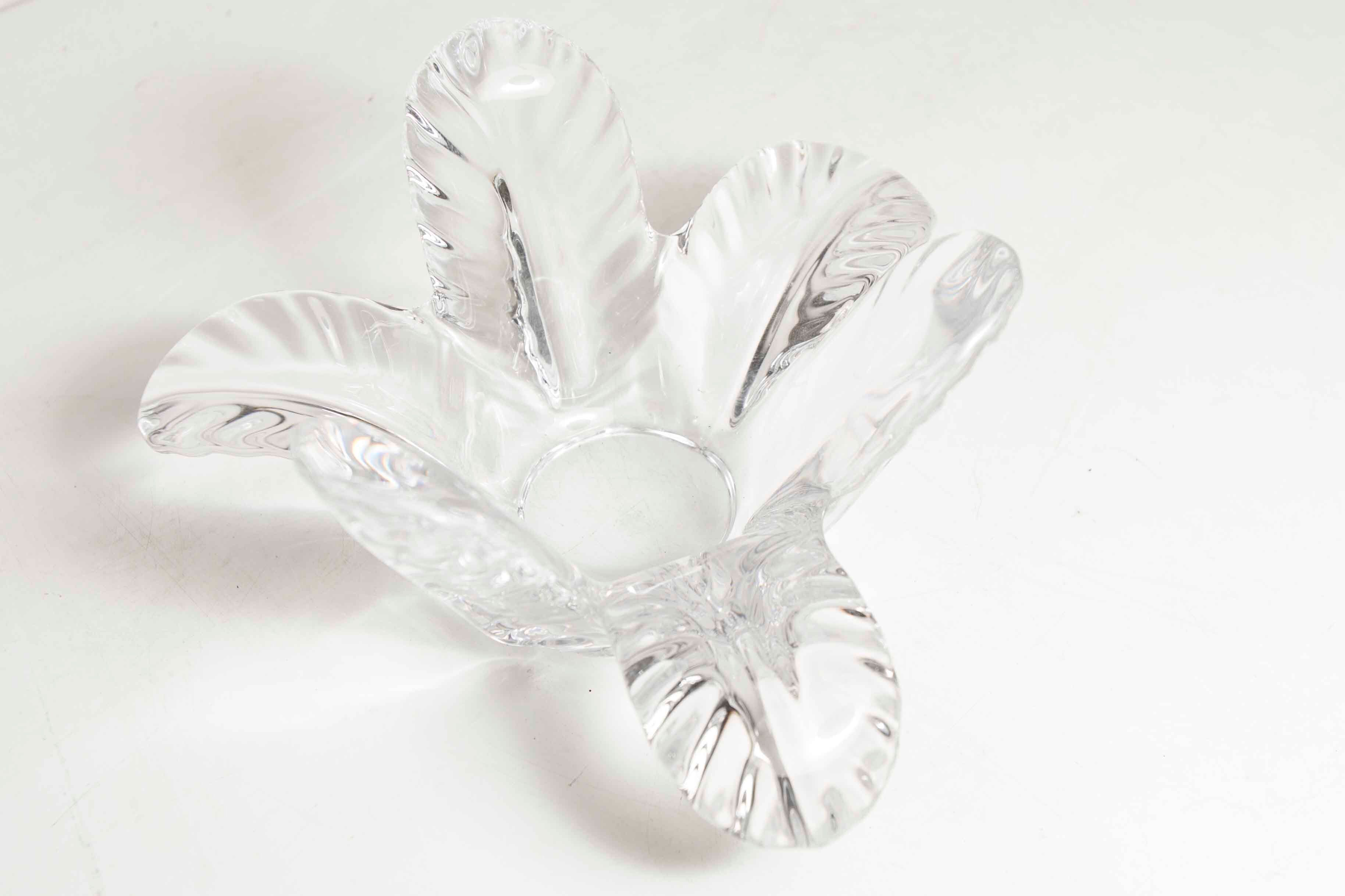 Empty floral pocket crystal of transparent arques signed