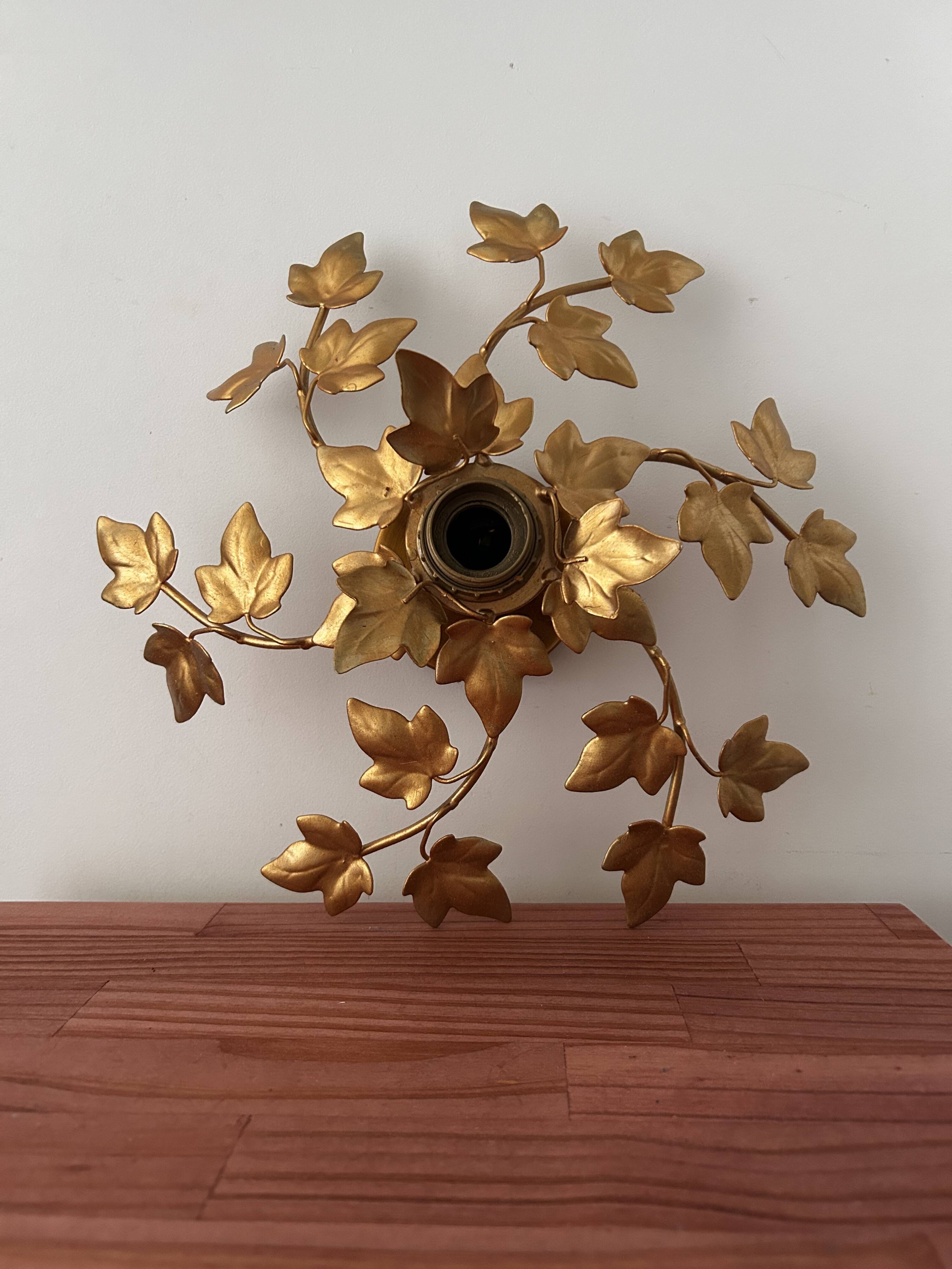 Wall light flower leaves in gold metal