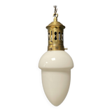Lampe à suspension en verre opalin avec élégante monture en laiton