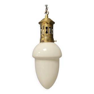 Lampe à suspension en verre opalin avec élégante monture en laiton