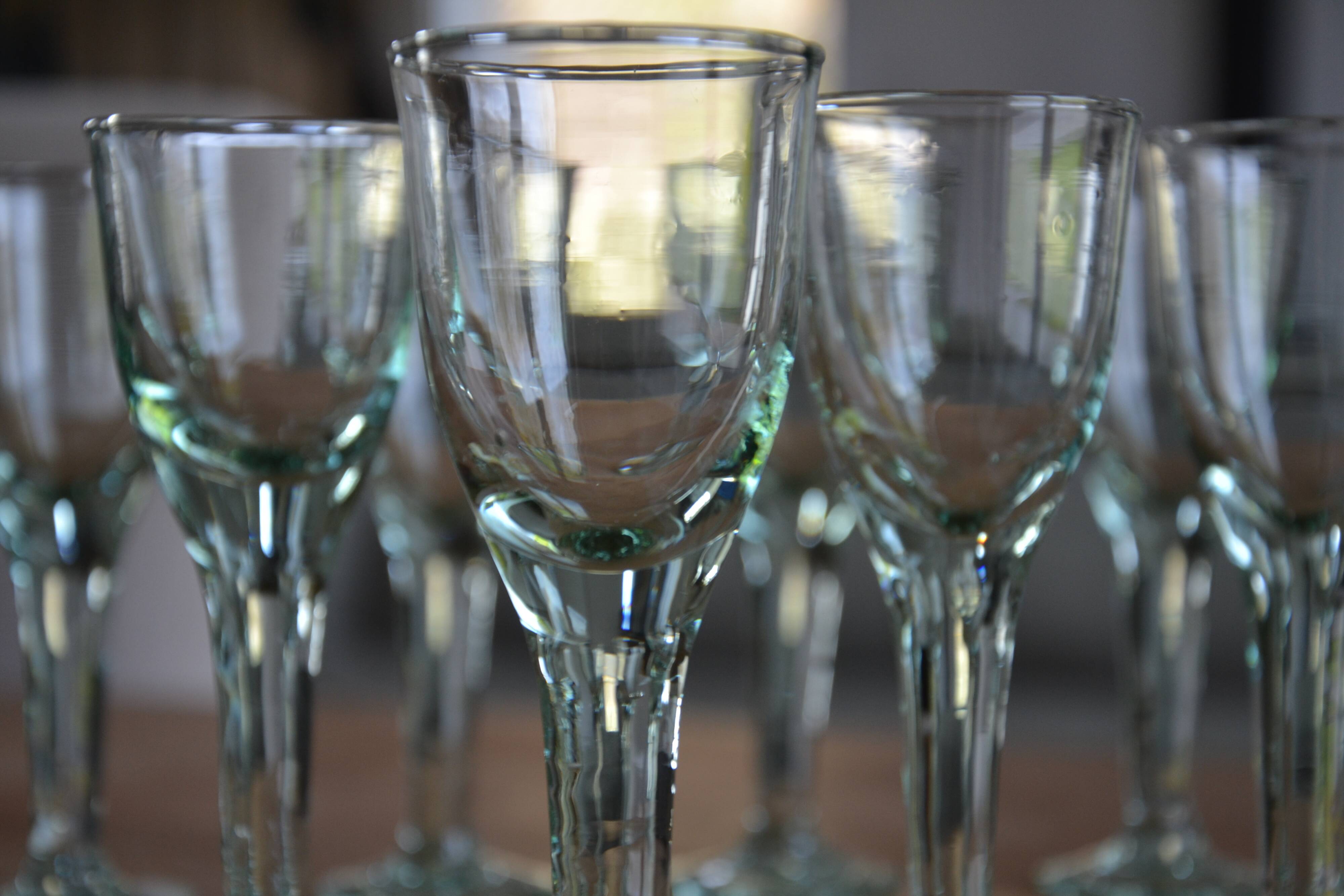 9 small stemmed sparkling glasses H 13 cm