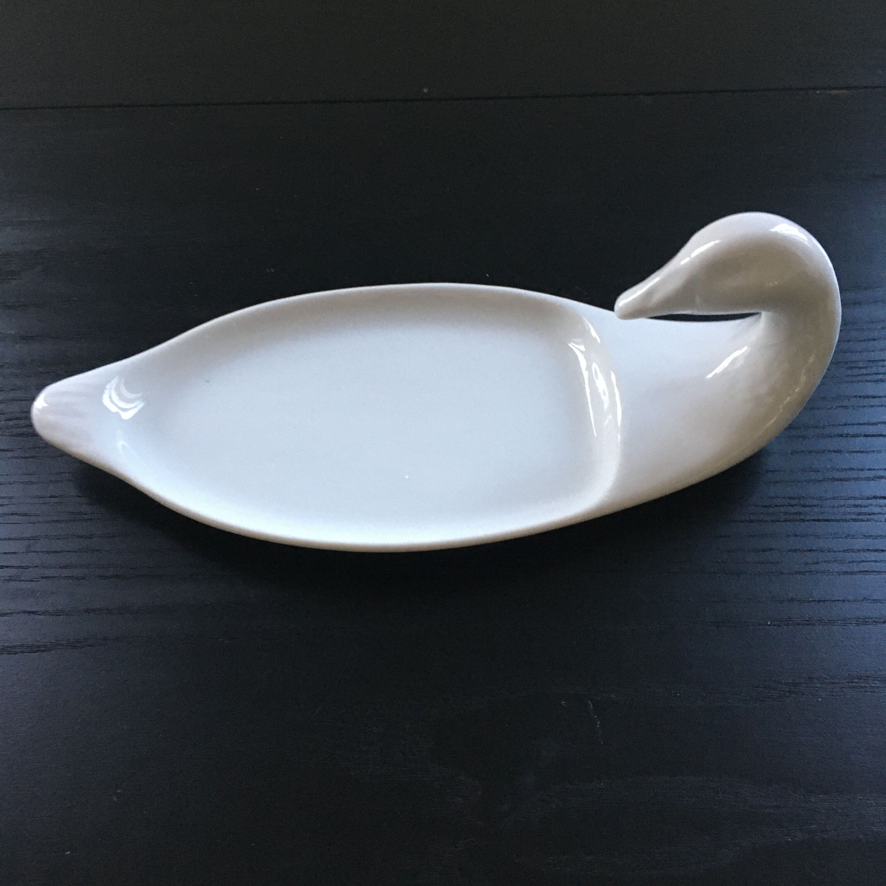 White dish duck
