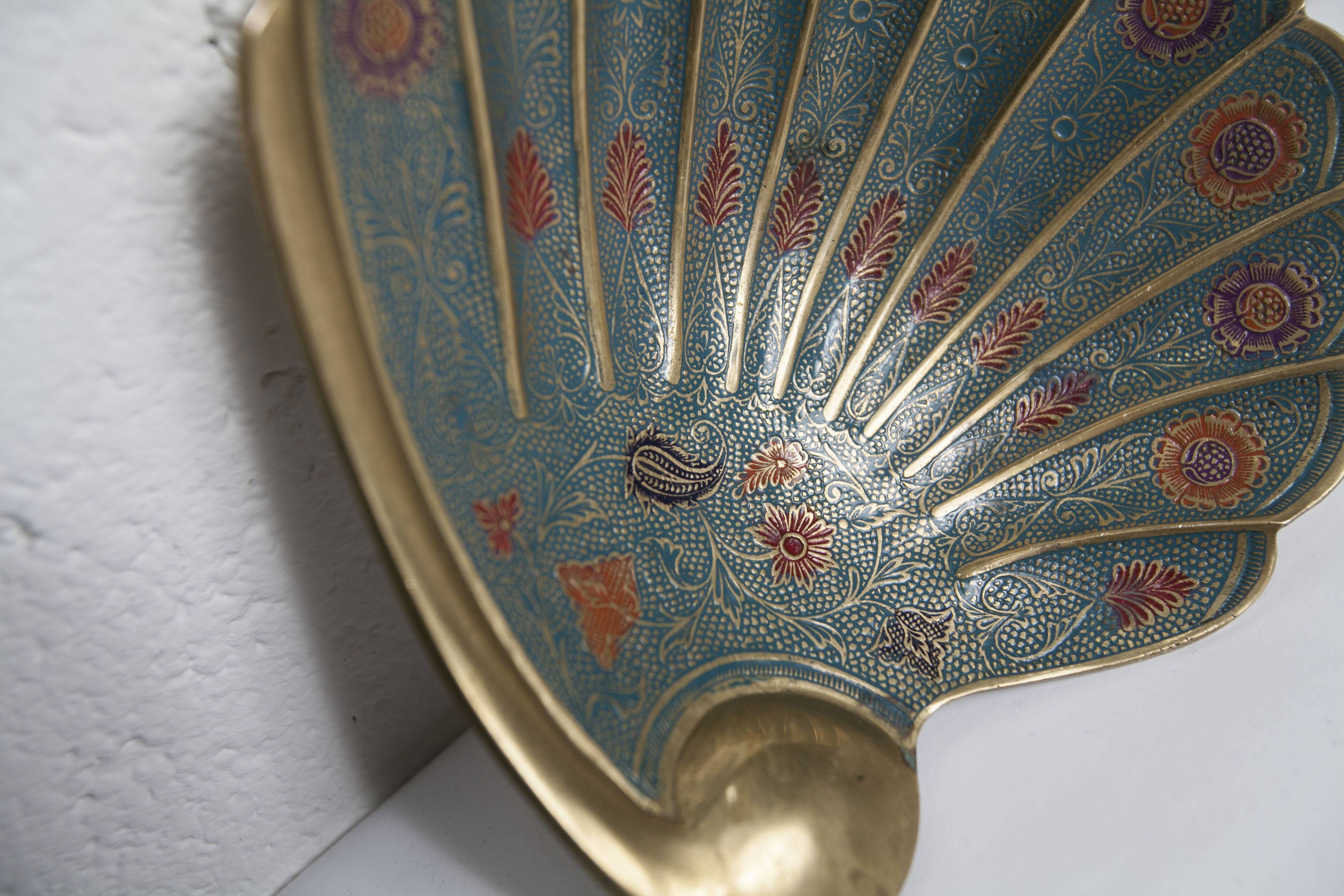 Shell cup in enameled brass