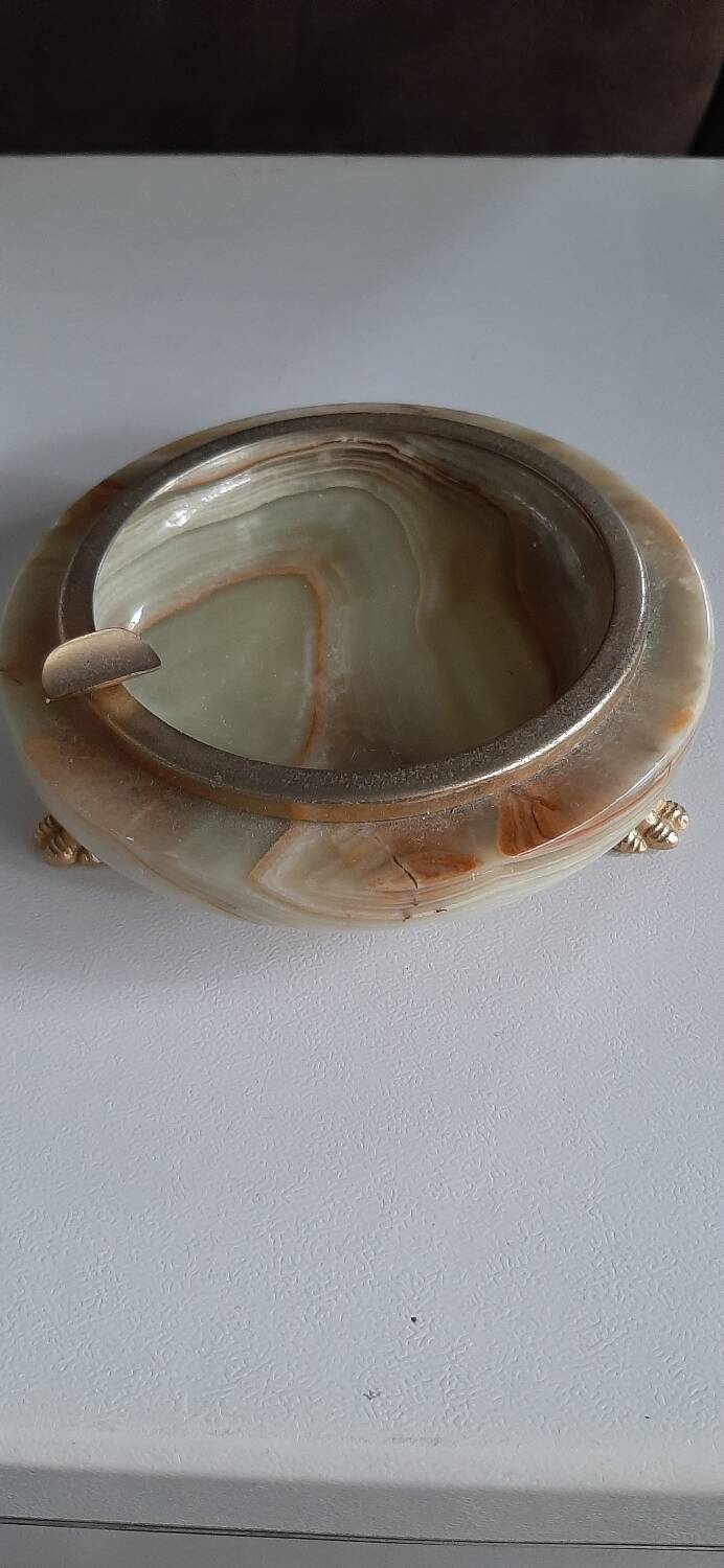 Tripod ashtray