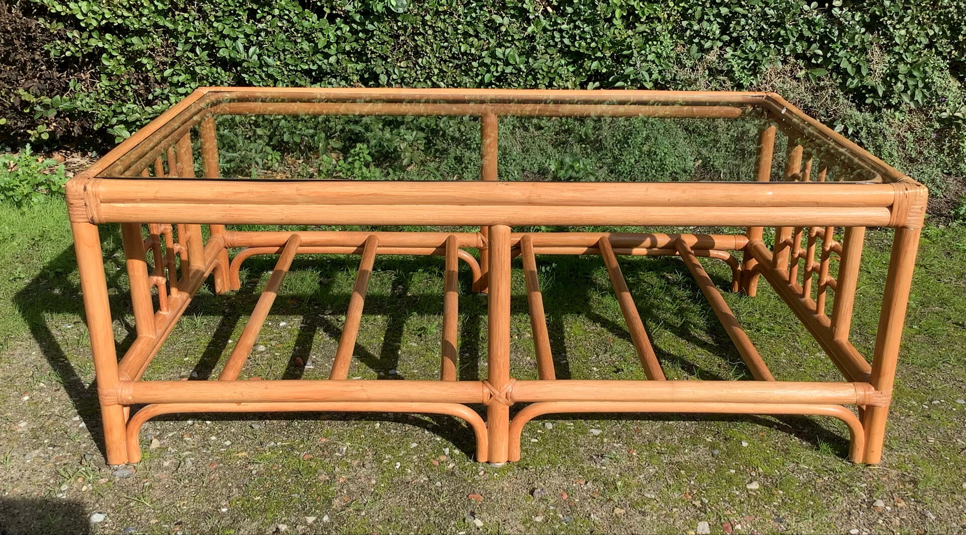 Table basse vintage en rotin et verre