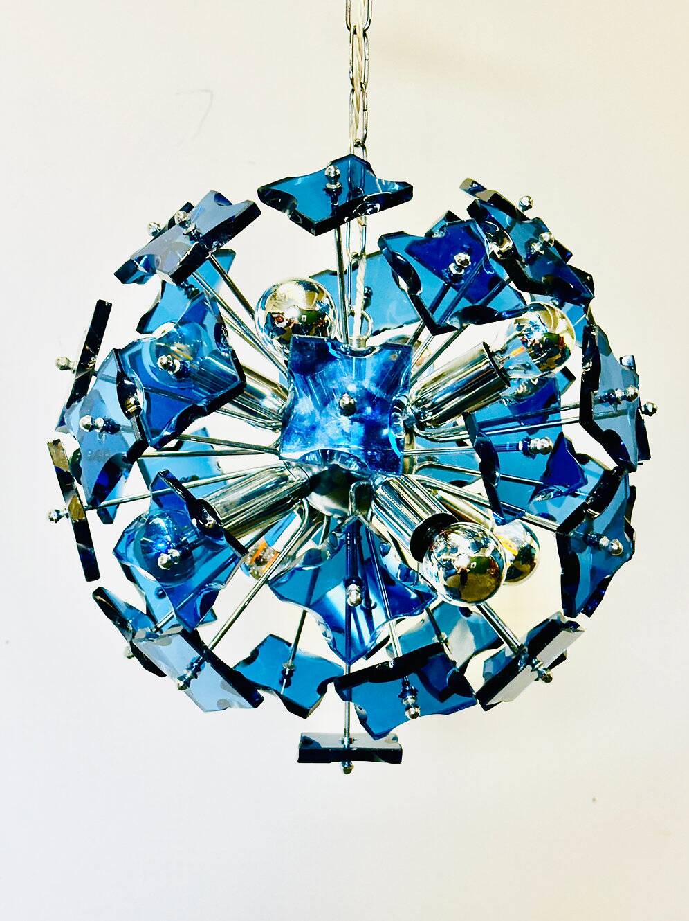 Lustre sculptural italien Spoutnik en verre martelé bleu foncé, années 1980, Italie.