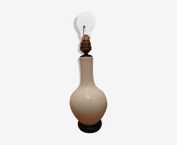 White ceramic table lamp