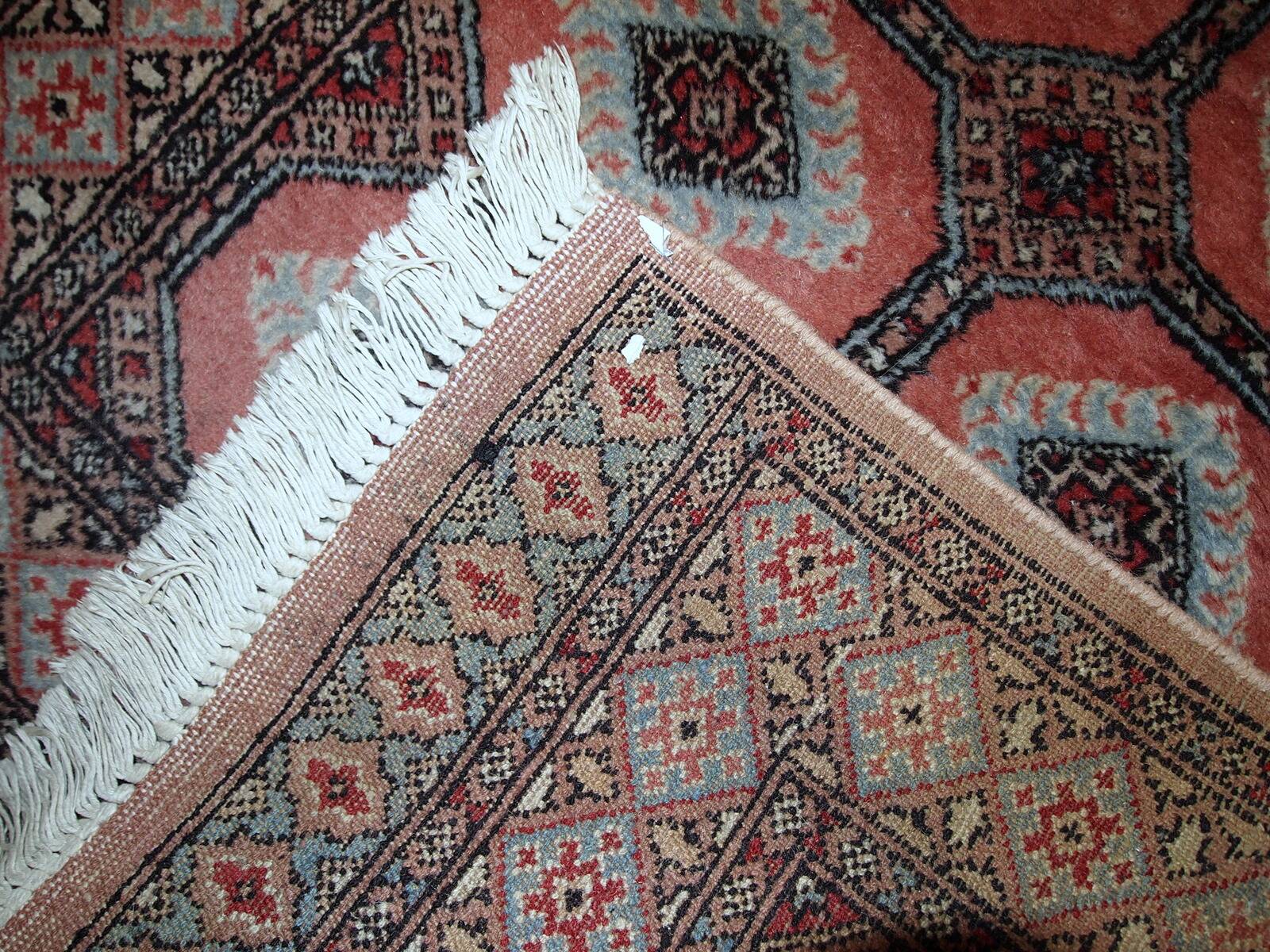 Tapis vintage fait main Bukhara en laine rose et bleu ciel (81cm x 118cm)