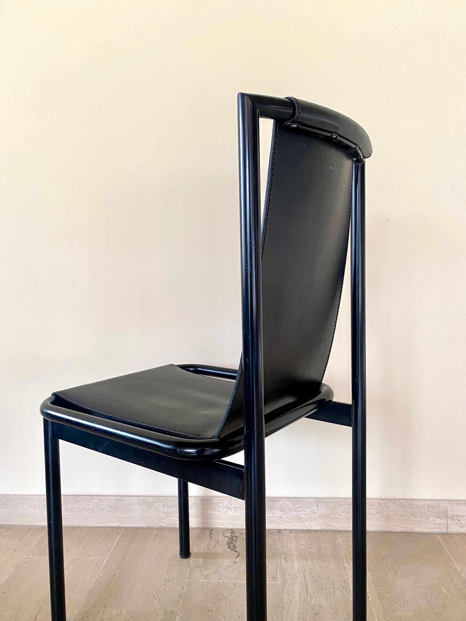 4 postmodern design chairs in black metal and leather, 1980's