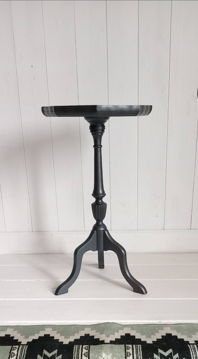 Pedestal table