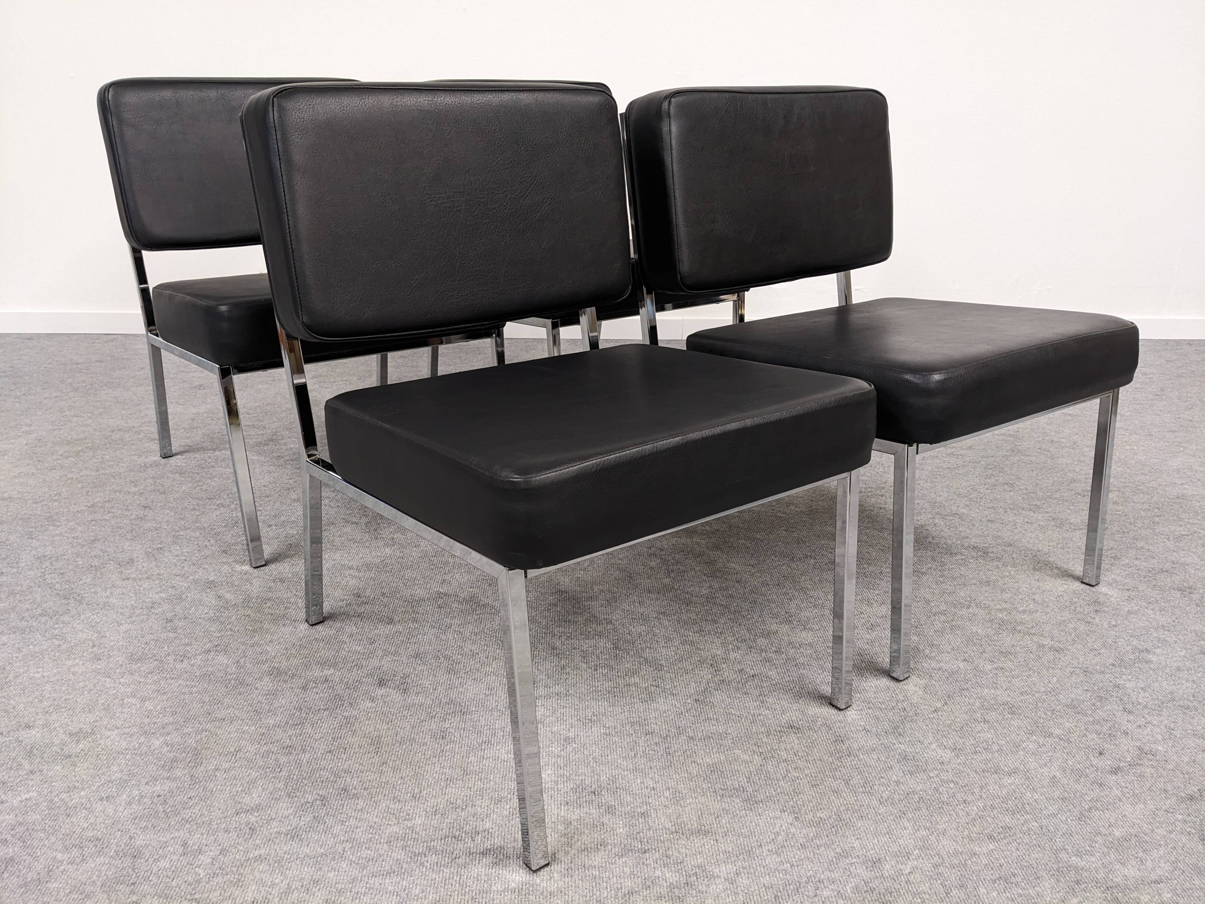 Série de 4 chauffeuses modernistes, années 70-80