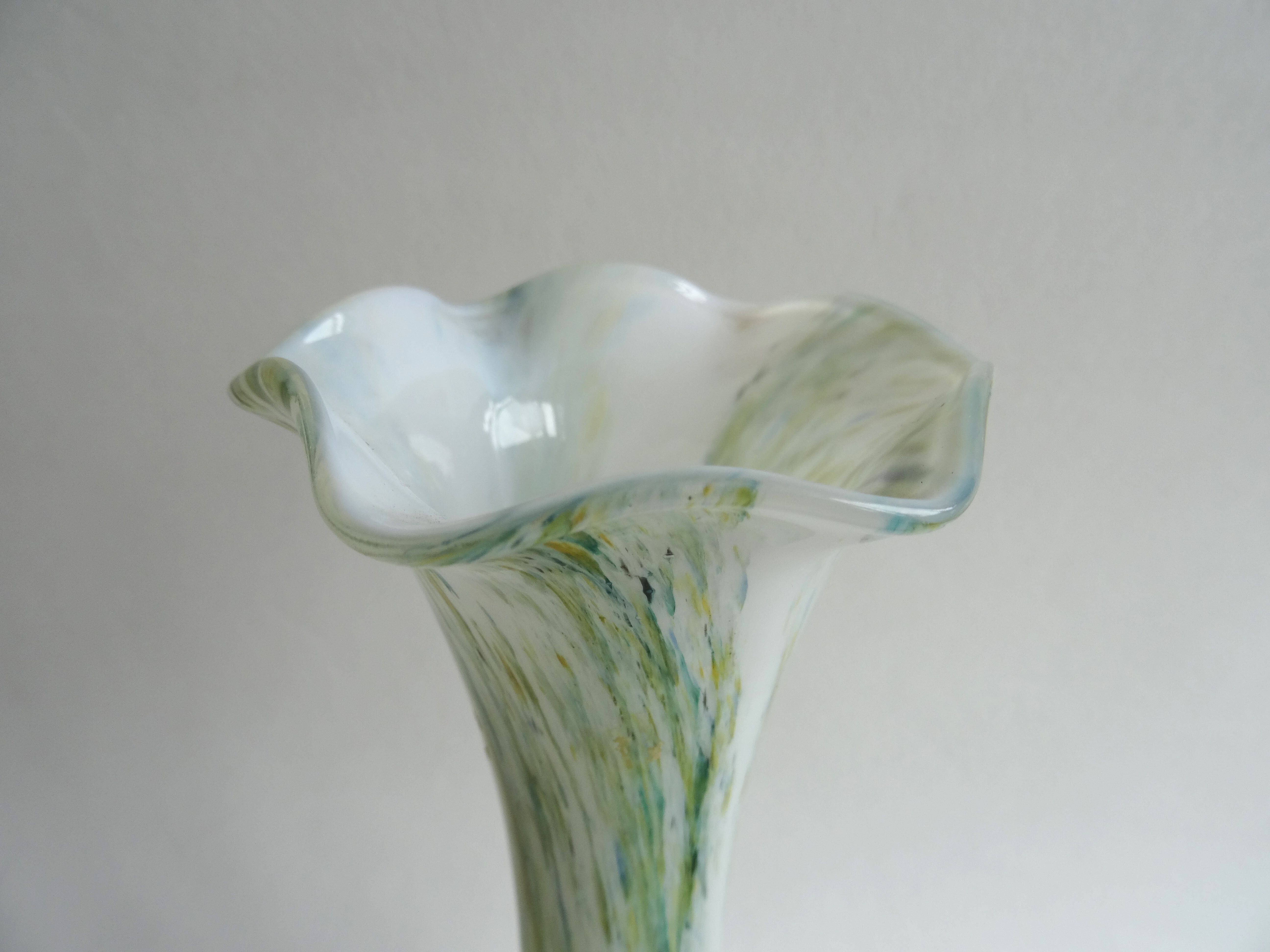 Vase en opaline vert et blanc