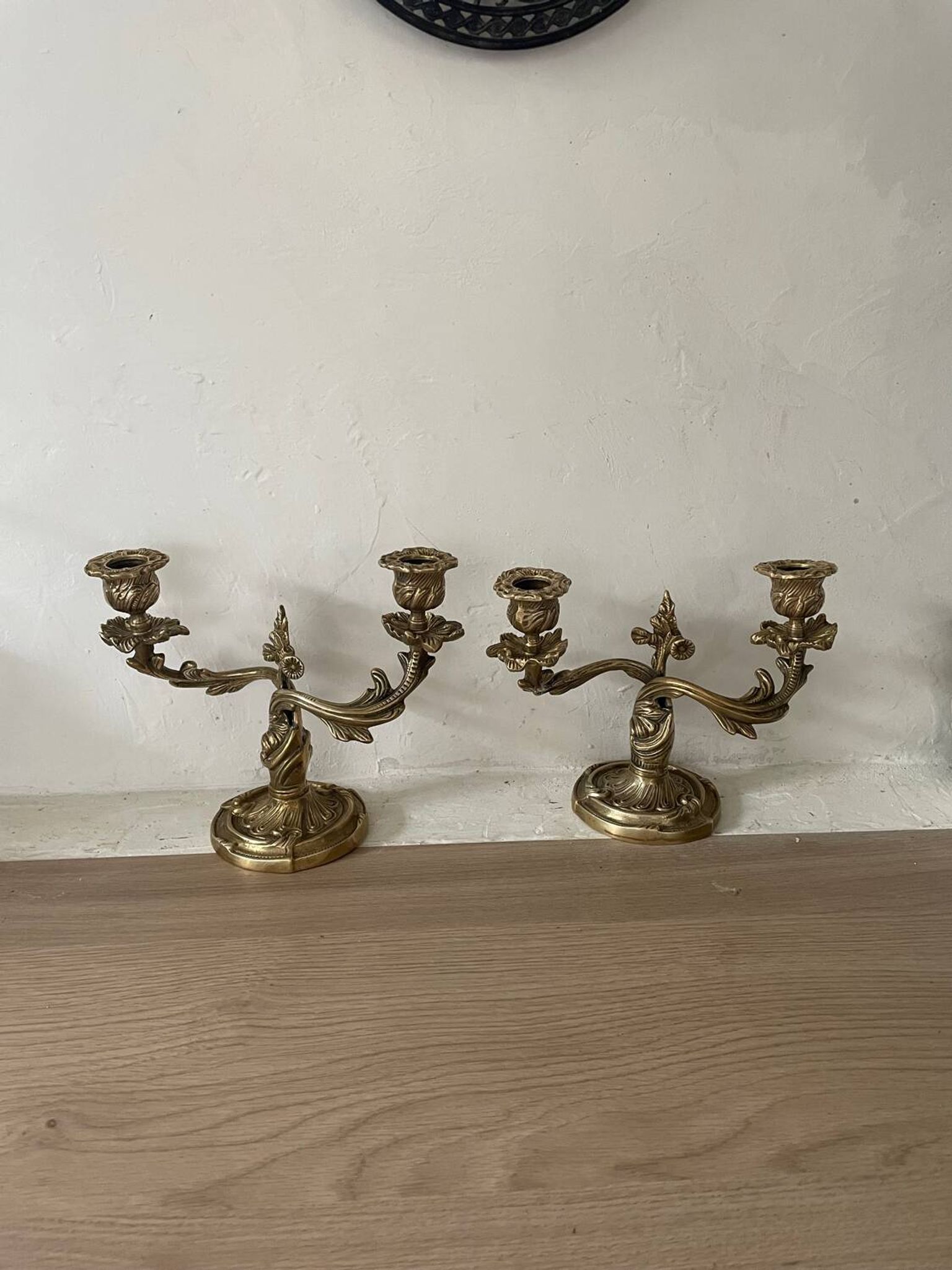 Paire de bougeoirs rocaille en bronze doré