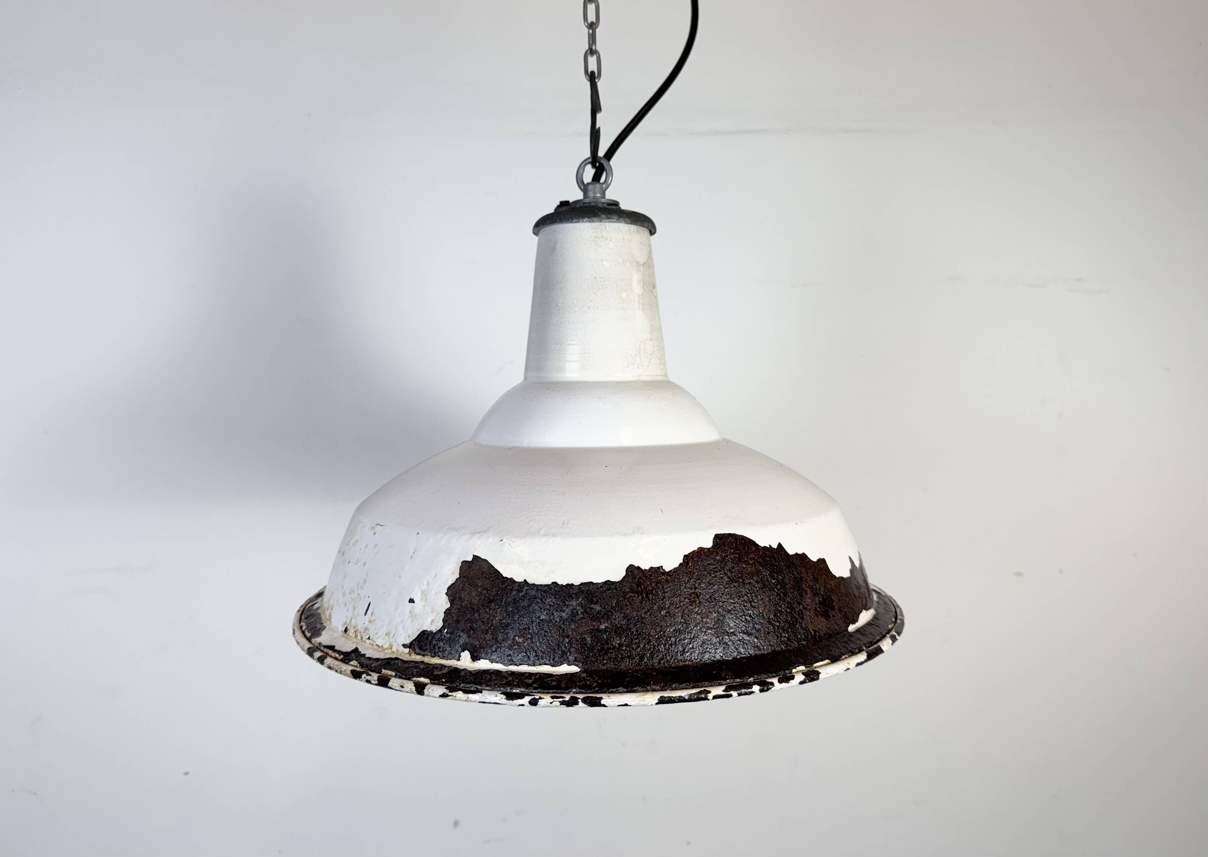 Lampe suspendue en émail blanc britannique industriel de Benjamin, années 1960.