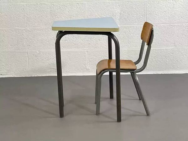 Ancien bureau d'écolier avec sa chaise mullca assortie