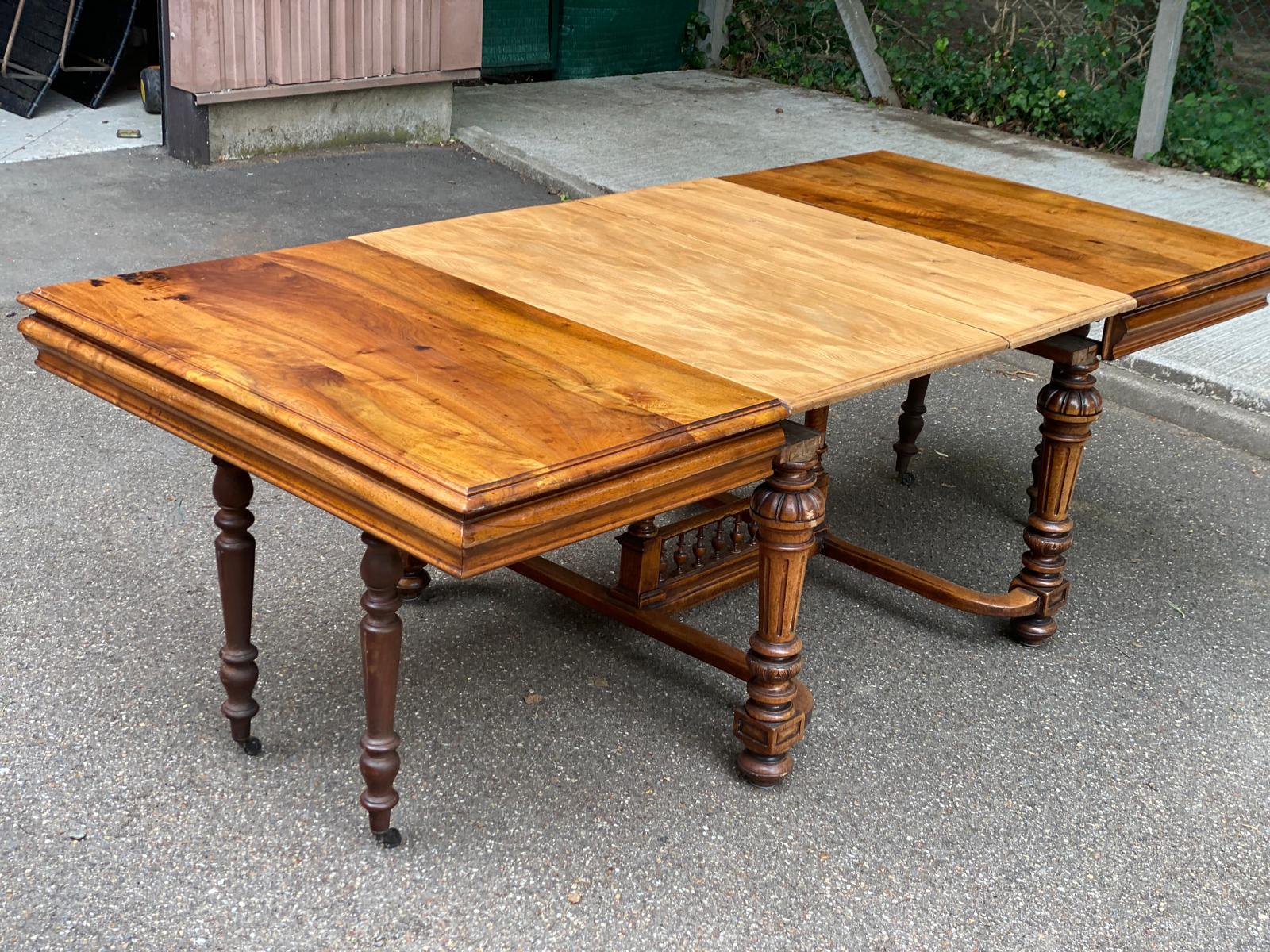 Henri II extendable dining table in solid walnut from the 19th century, 310cm.