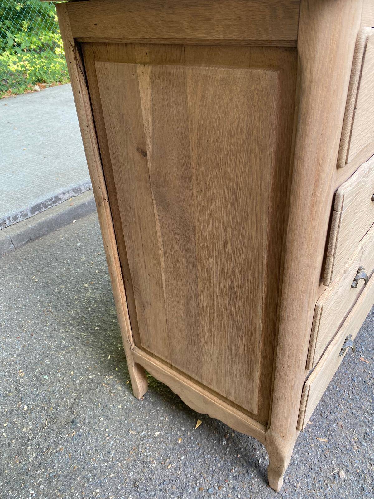 Commode de style Louis XV en chêne massif décapée années 50