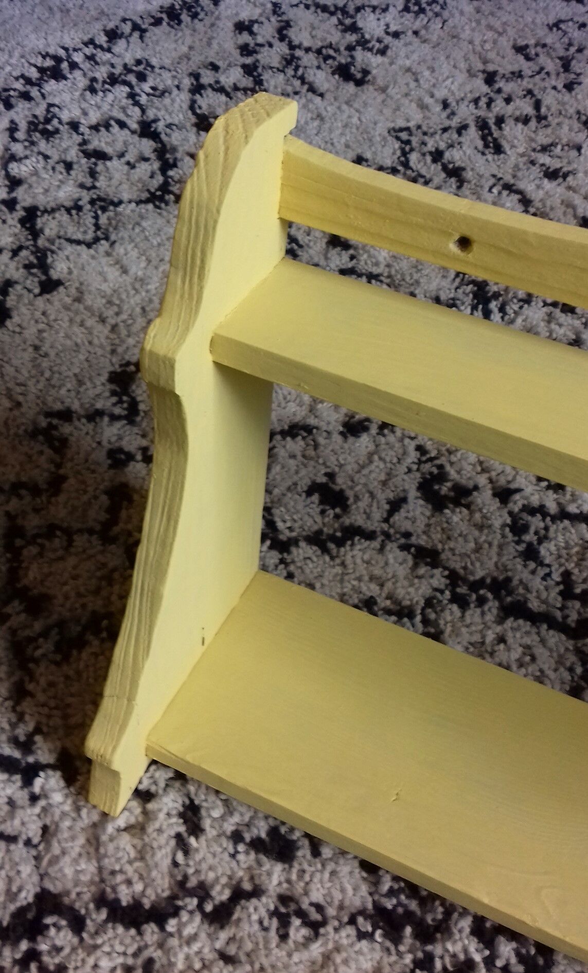 Etagère bois 2 rayons coloris jaune Babouche Farrow & Ball à poser ou suspendre