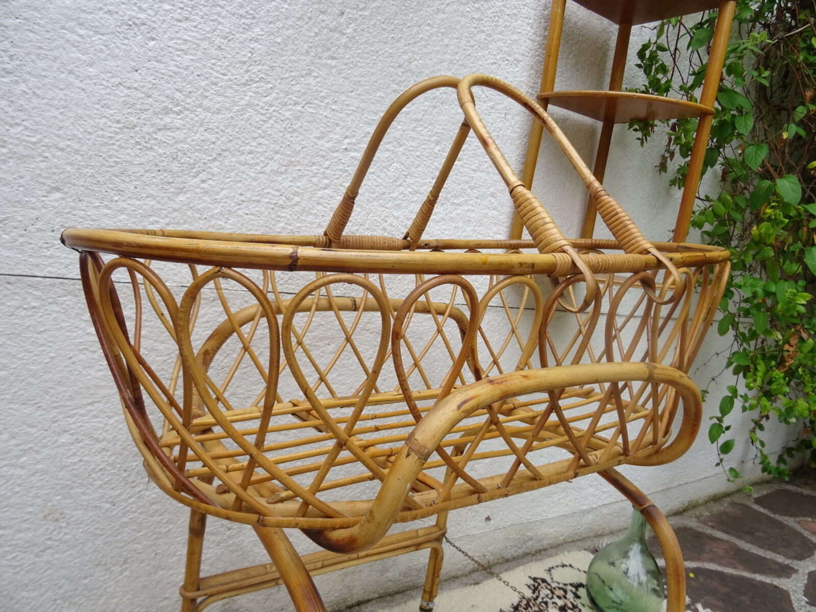 Rattan bassinet on folding support