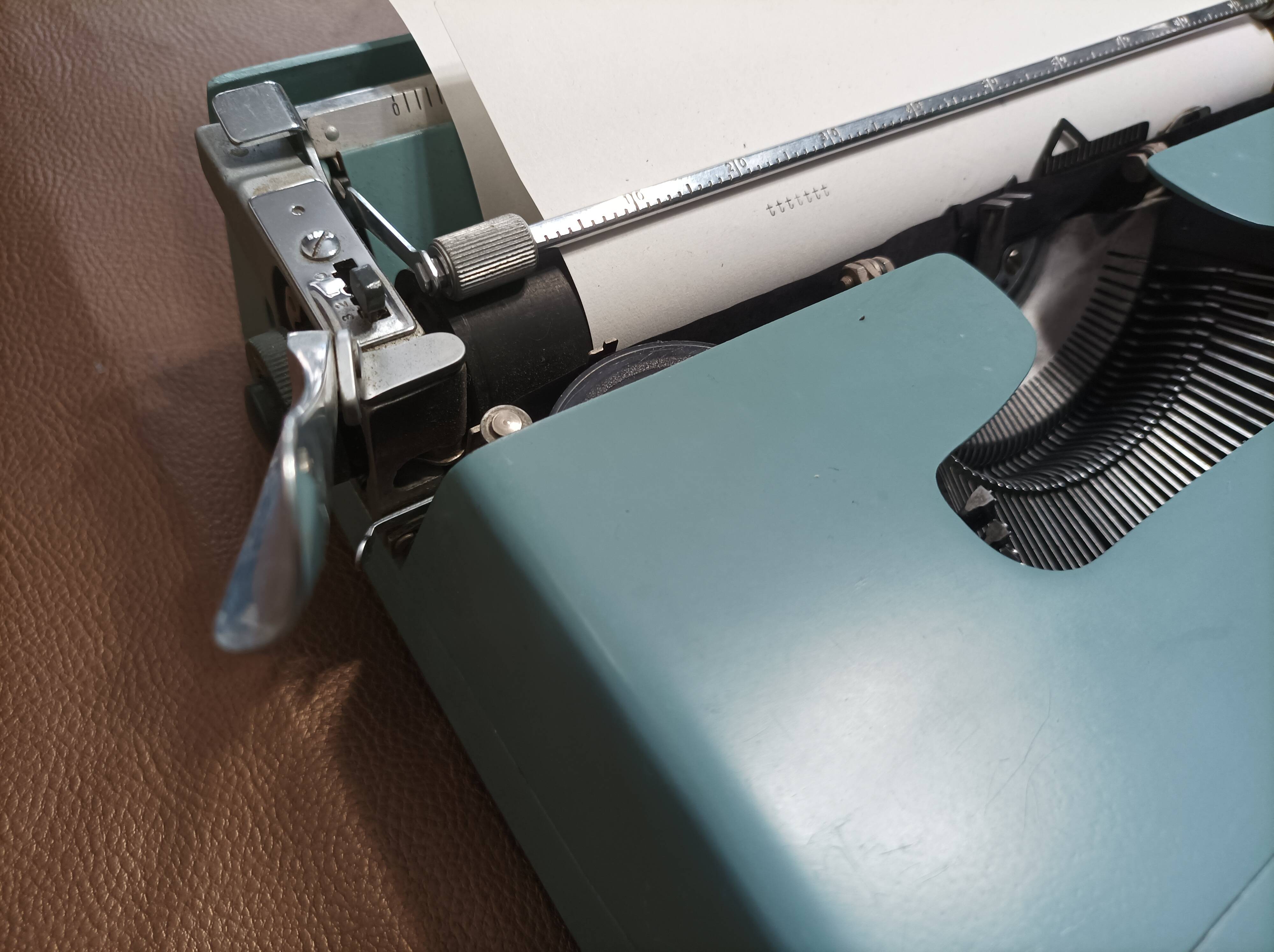 Olivetti lettera 32 typewriter