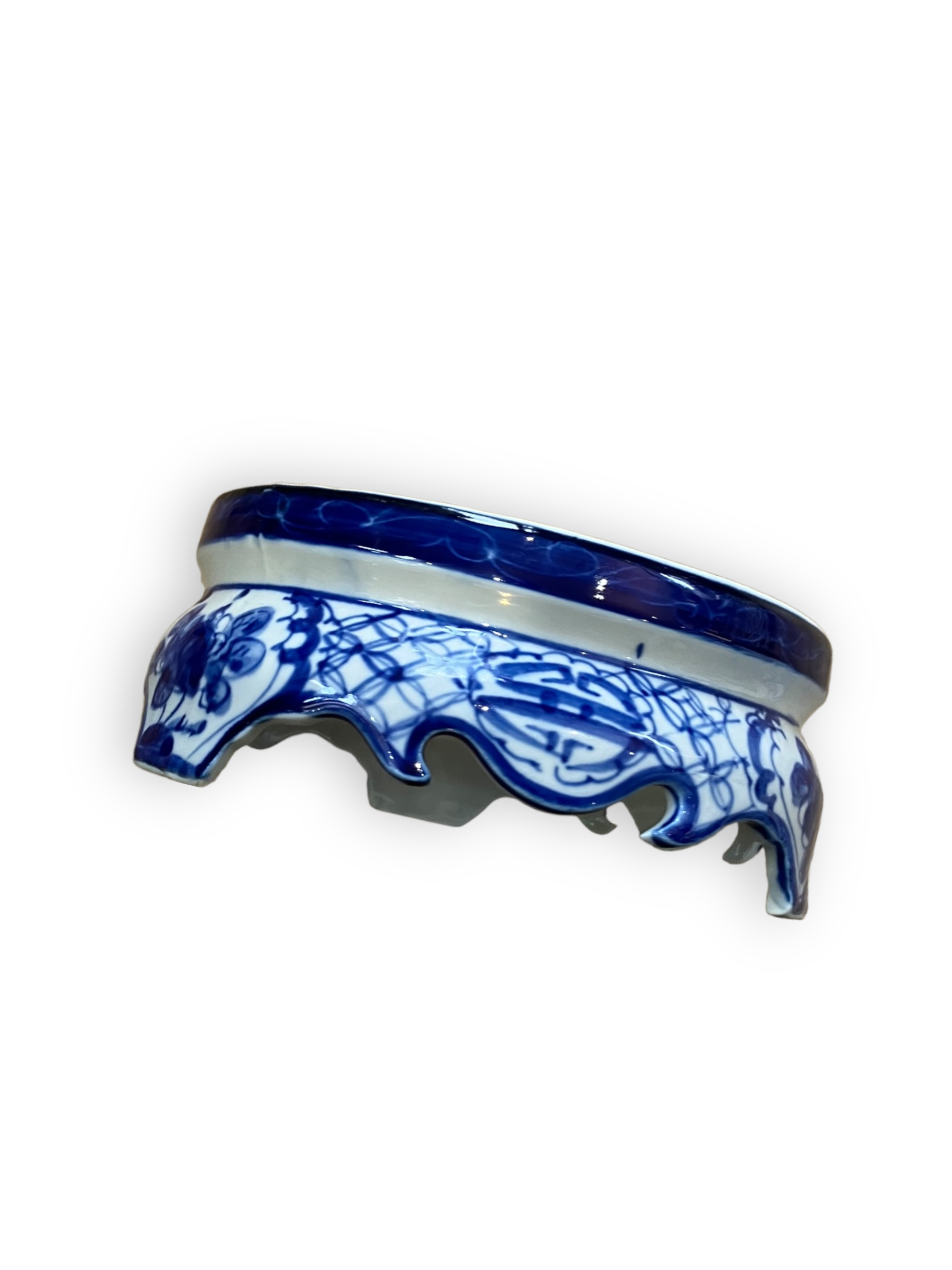 Vietnamese pot cache in white and blue porcelain