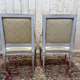 Paire de fauteuils de style Louis XVI en bois patiné