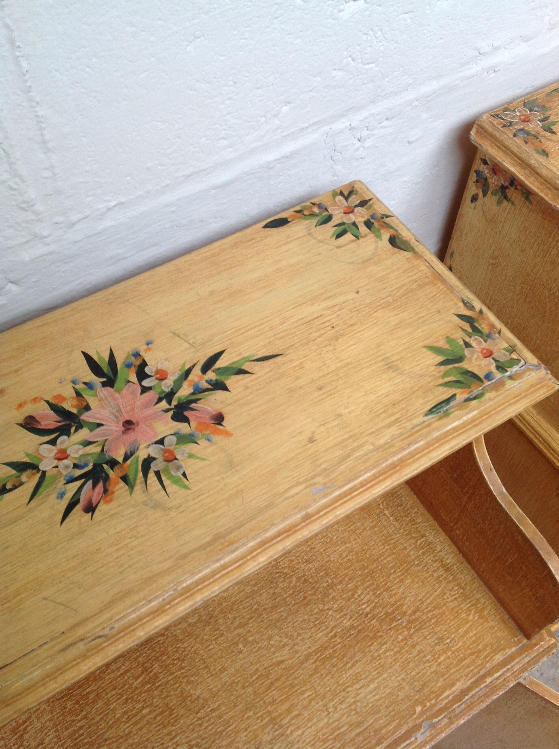 Paire de meubles vintage en bois décor floral