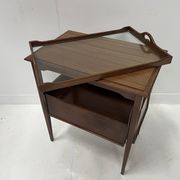 Table a desservir en acajou a décor de filet de marquèterie XX siècle