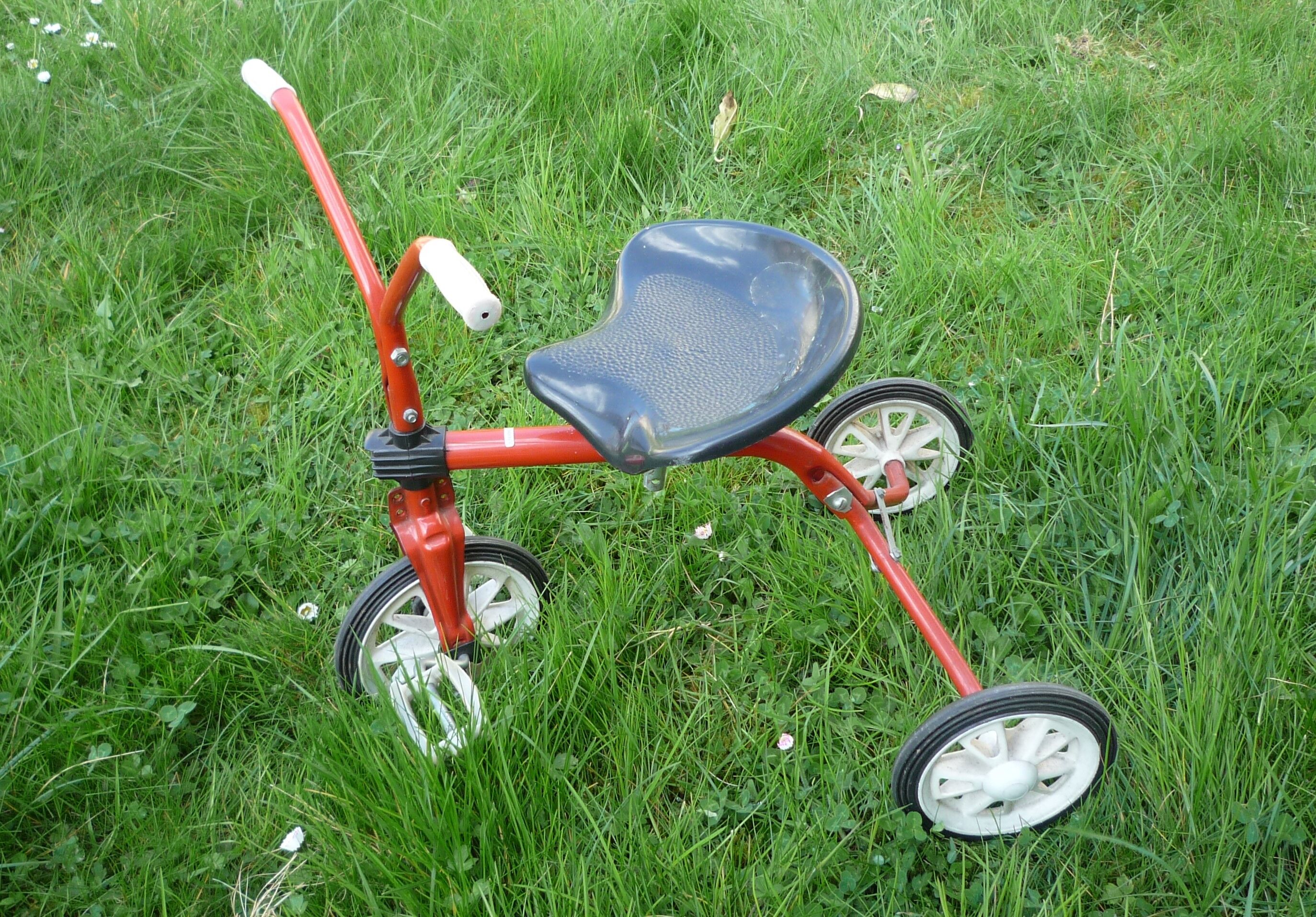 Tricycle ancien 2-3 ans pour tout petit  métal rouge vintage 70s