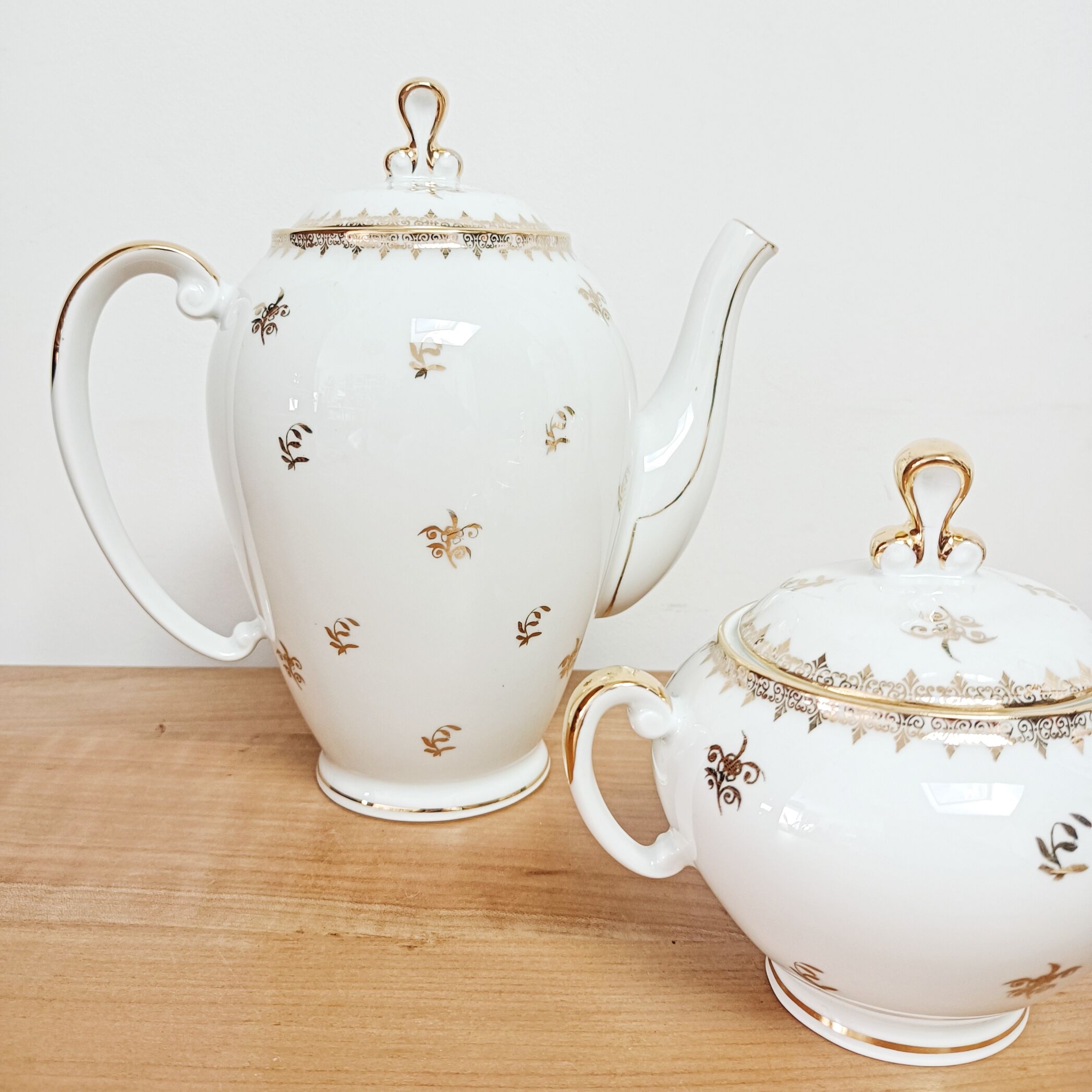 Coffee set in white and gold porcelain
