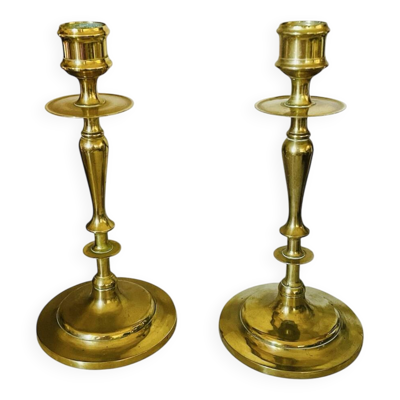 Ancienne paire de bougeoirs en laiton tourné