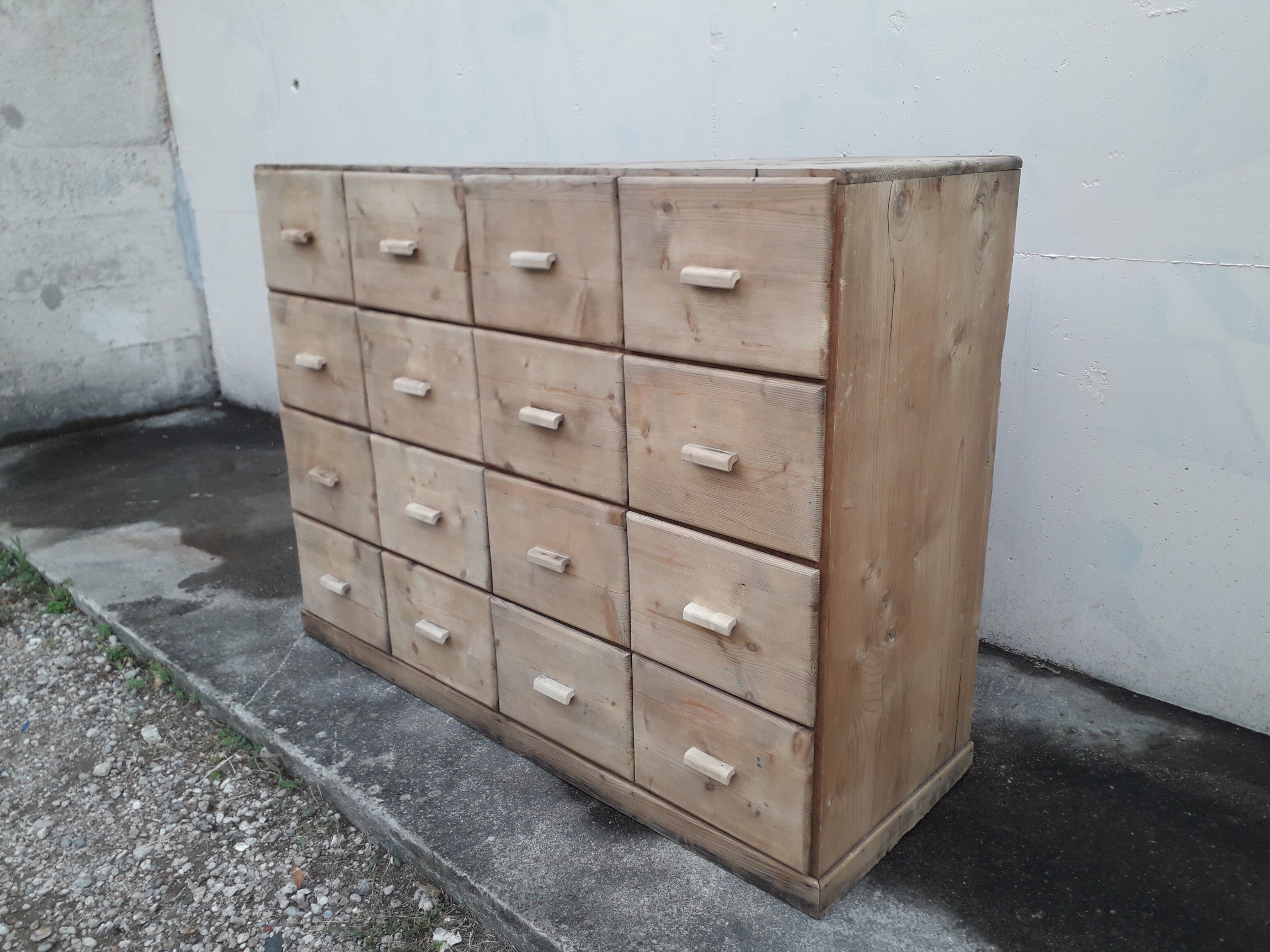 Trade cabinet with drawers