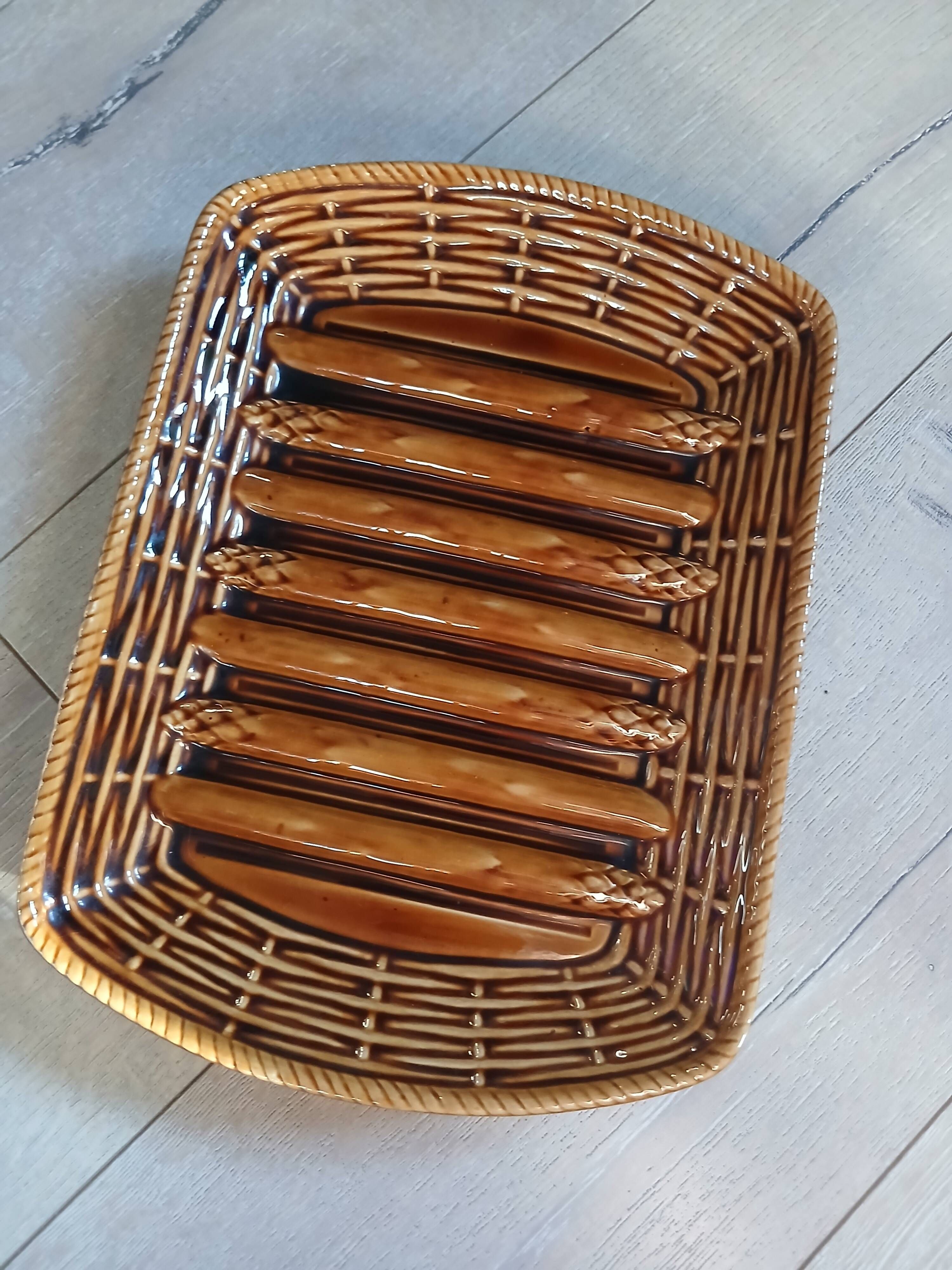 Plat ancien en barbotine Sarreguemines