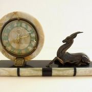 Horloge art déco marbre onyx & brass avec une gazelle spelter bronzée