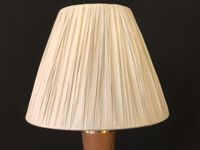 Lampe à poser vintage pied en bois et laiton abat jour plissé 1960