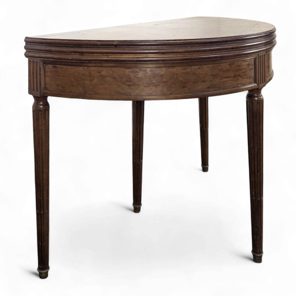 Table demi-lune ou table de jeu en acajou moucheté