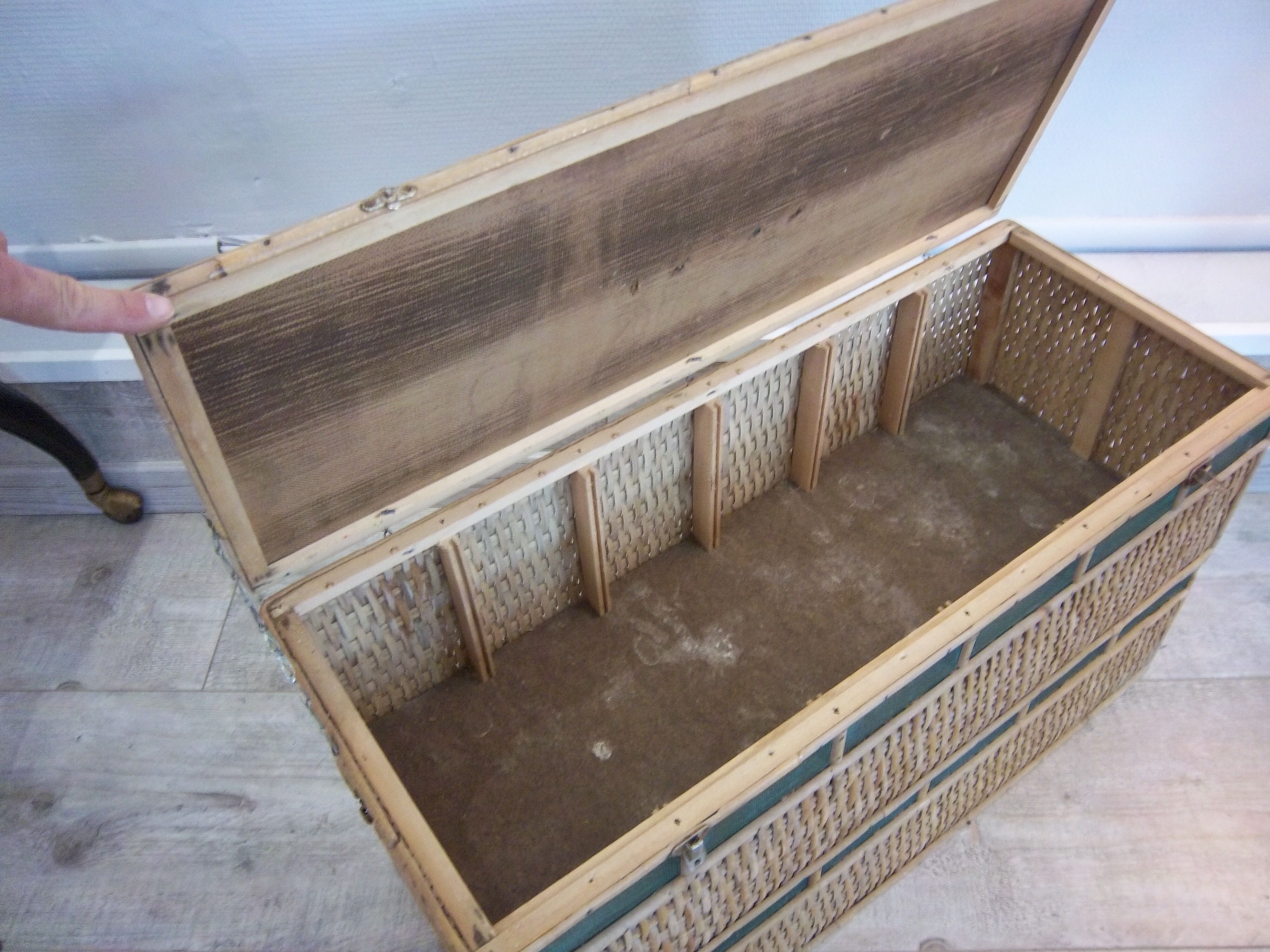 Trunk of 1950 rattan for transport of pigeons