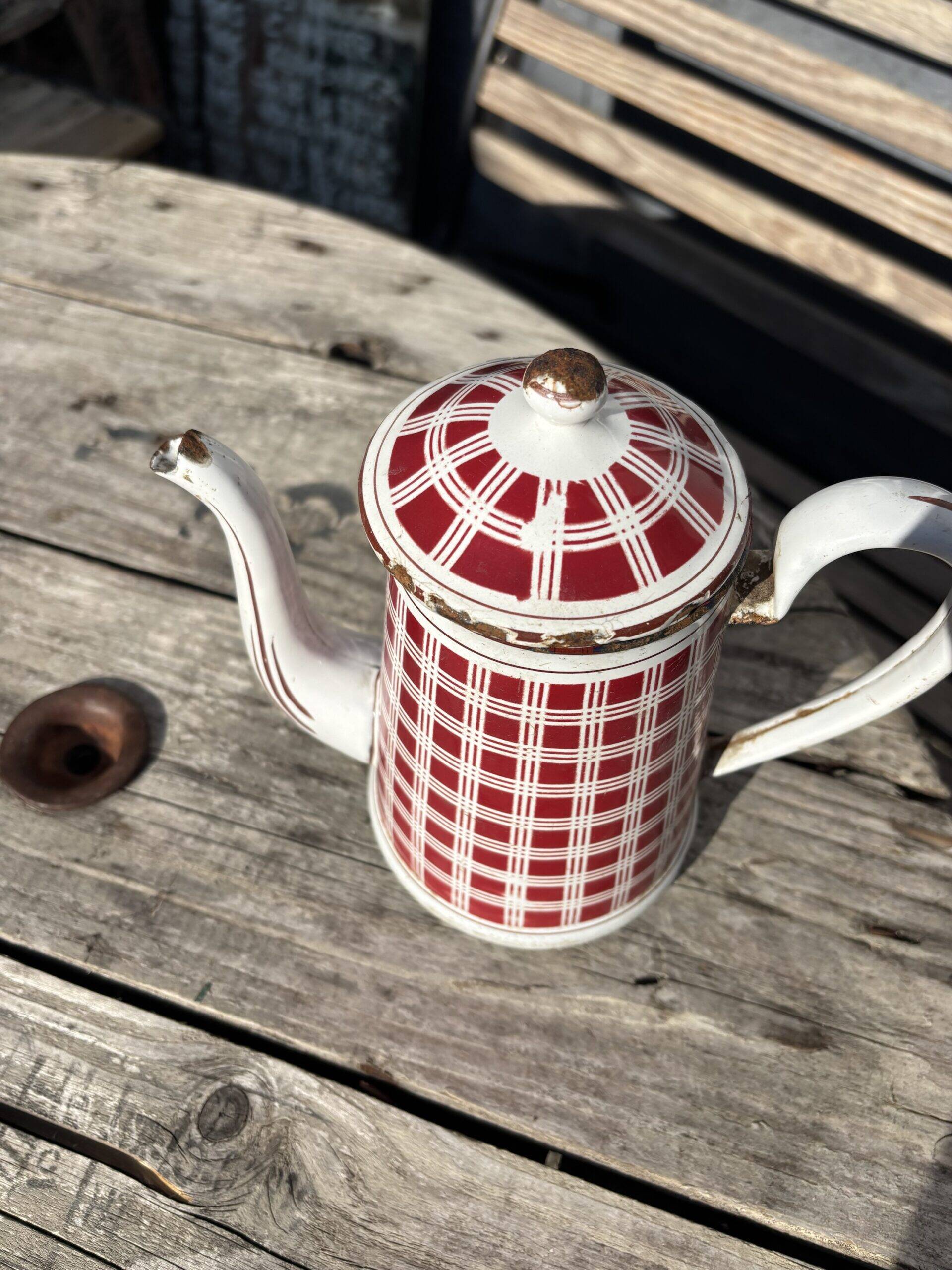 Cafetière à carreaux bordeaux