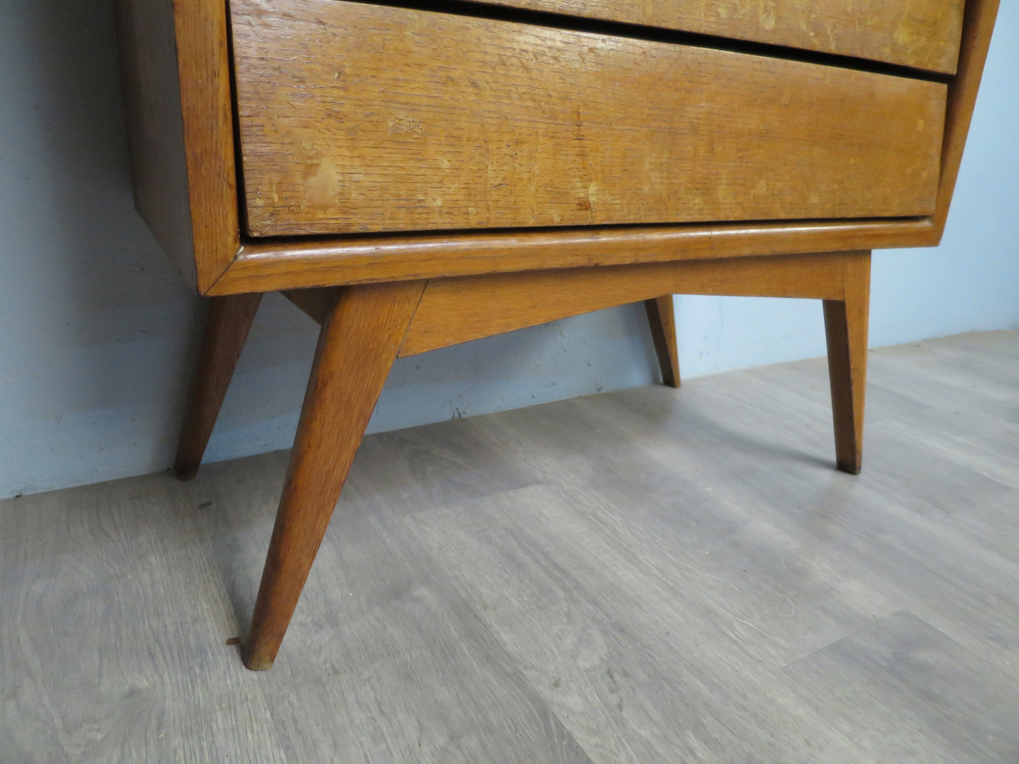 Commode vintage chêne pieds compas